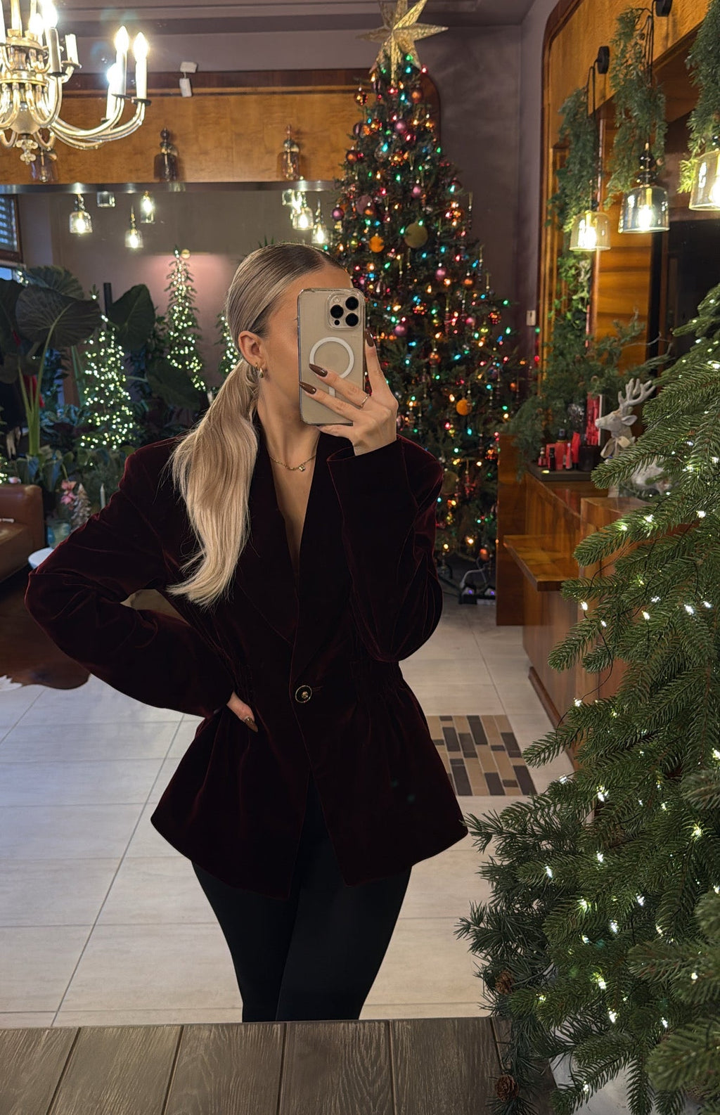 Aksamitna taliowana marynarka bordowa EMO - Veretti Boutique