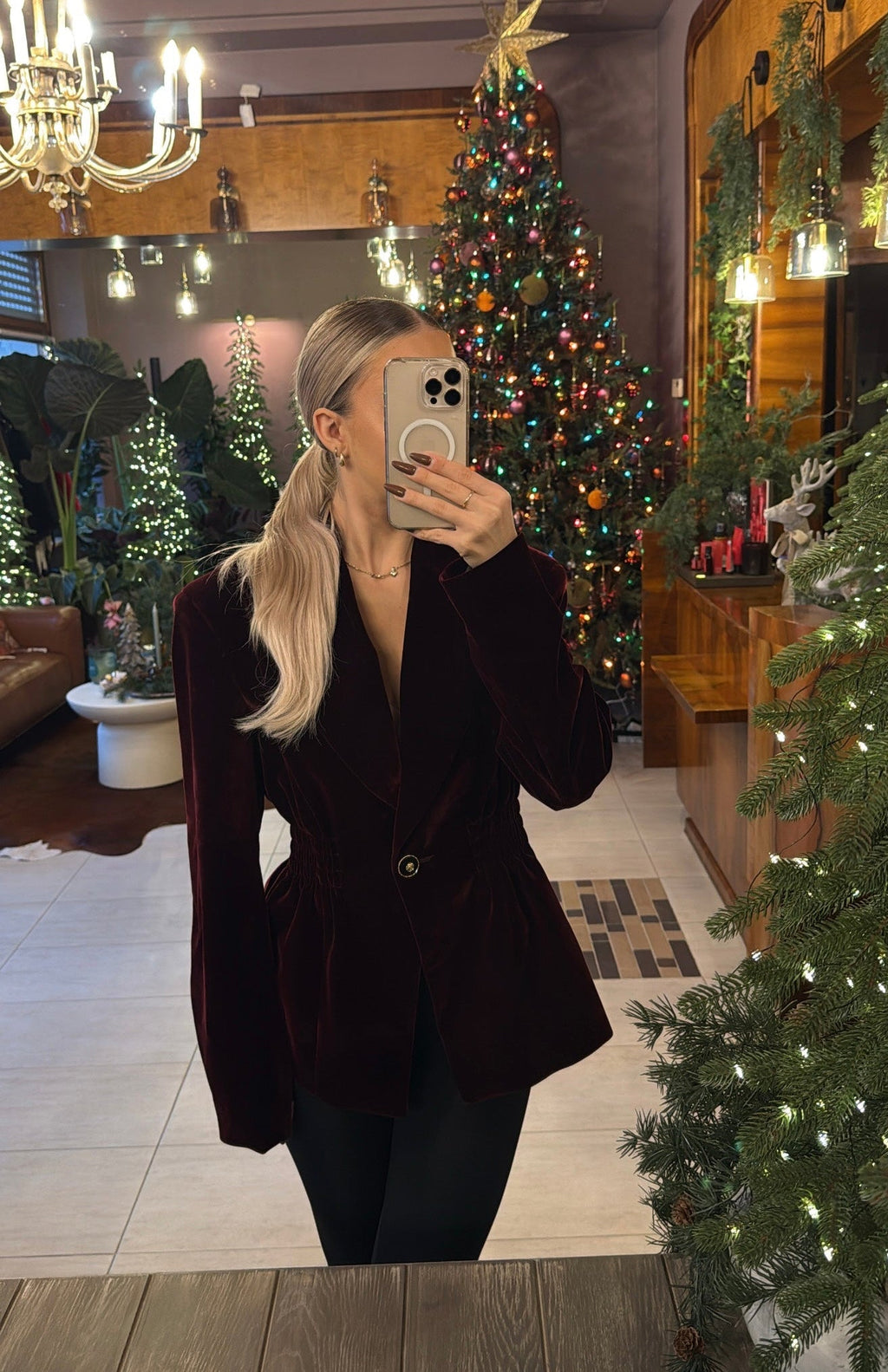 Aksamitna taliowana marynarka bordowa EMO - Veretti Boutique