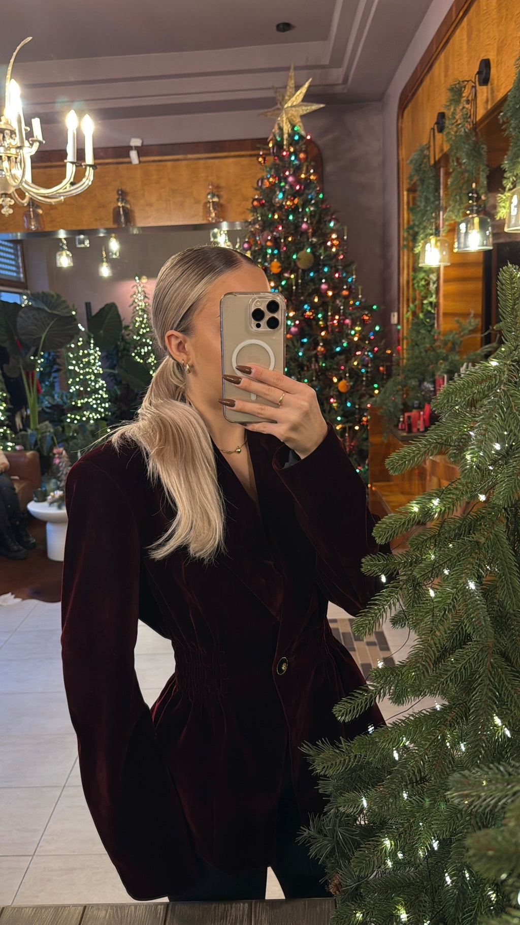 Aksamitna taliowana marynarka bordowa EMO - Veretti Boutique