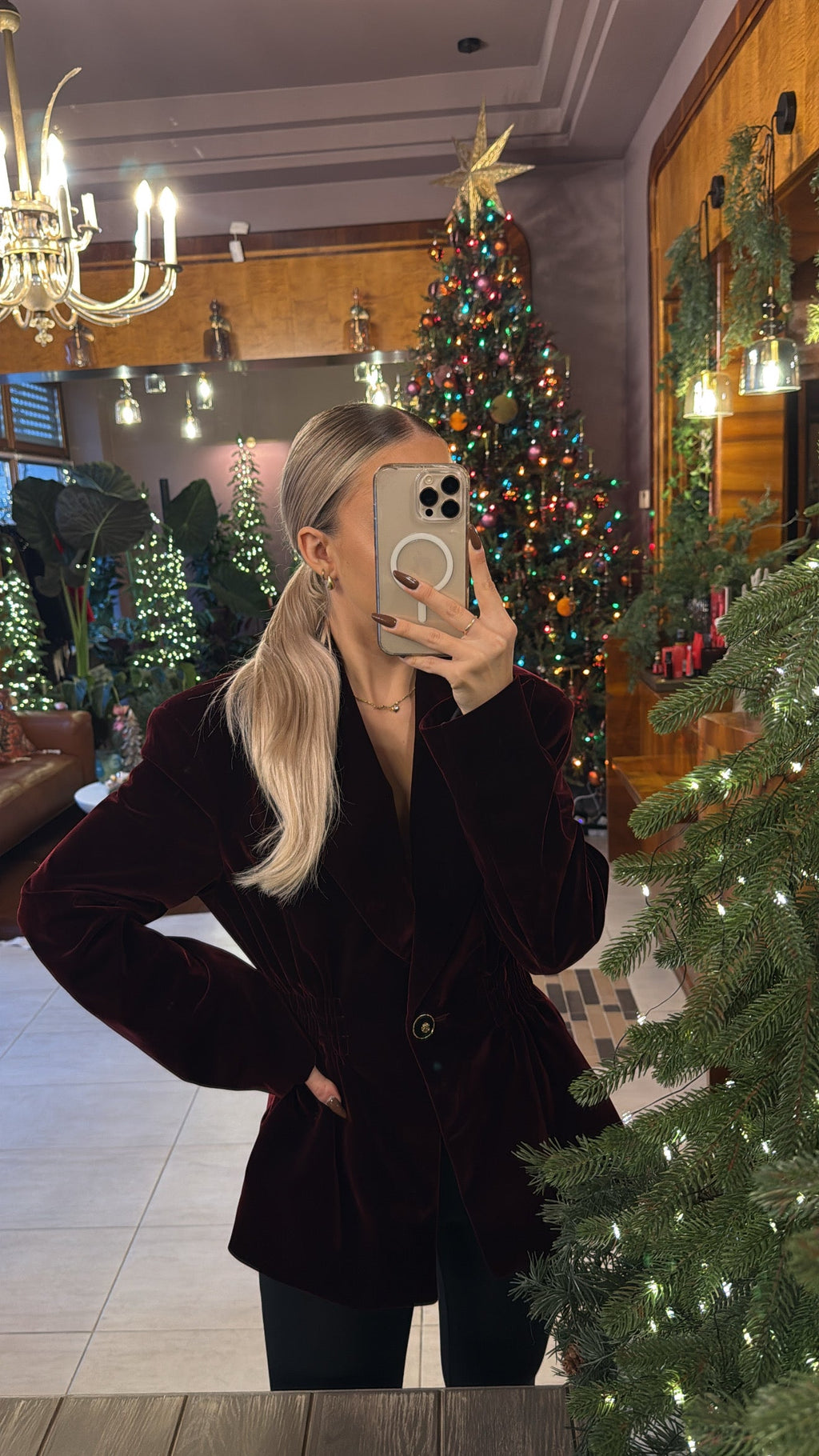 Aksamitna taliowana marynarka bordowa EMO - Veretti Boutique