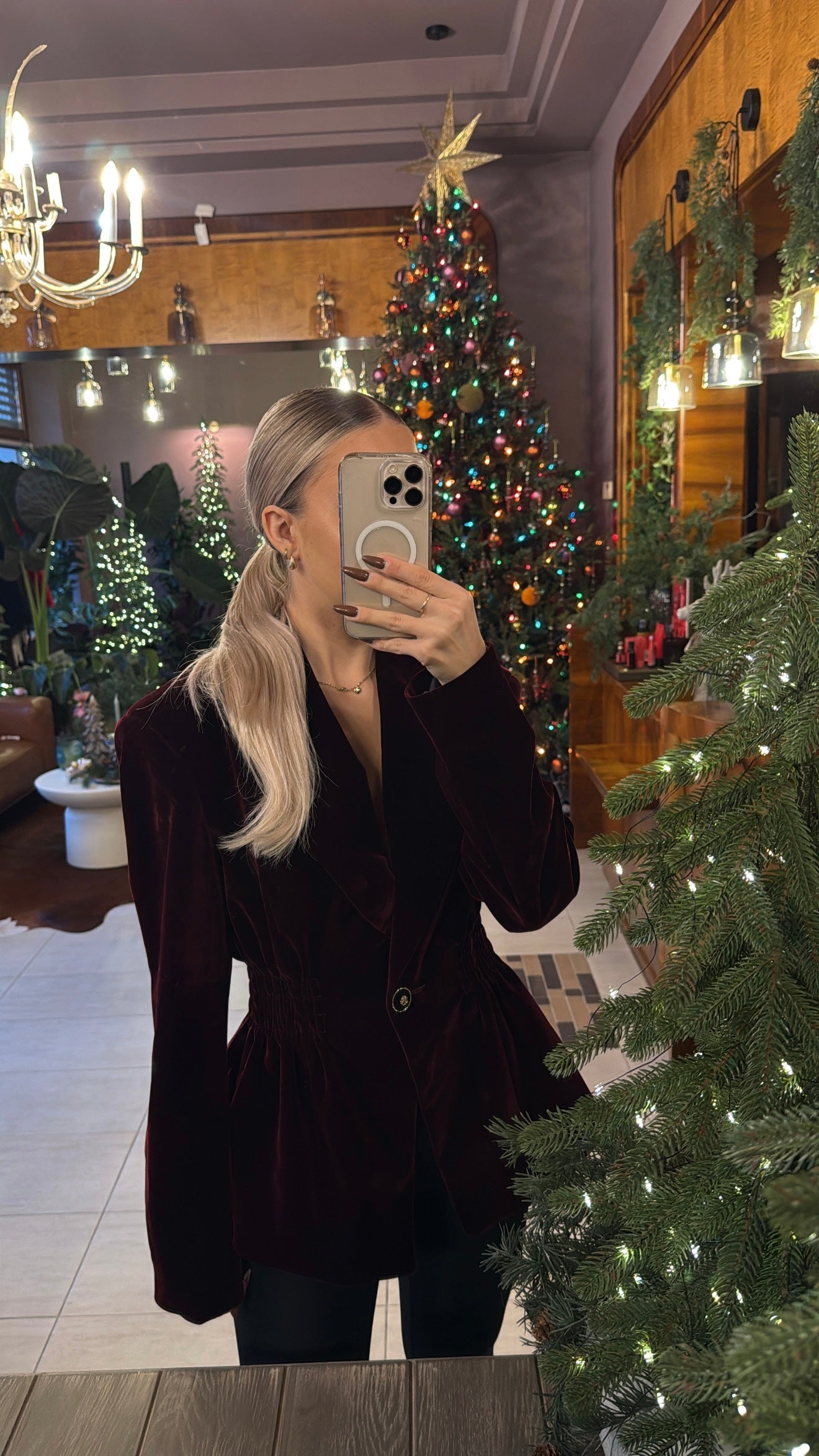 Aksamitna taliowana marynarka bordowa EMO - Veretti Boutique