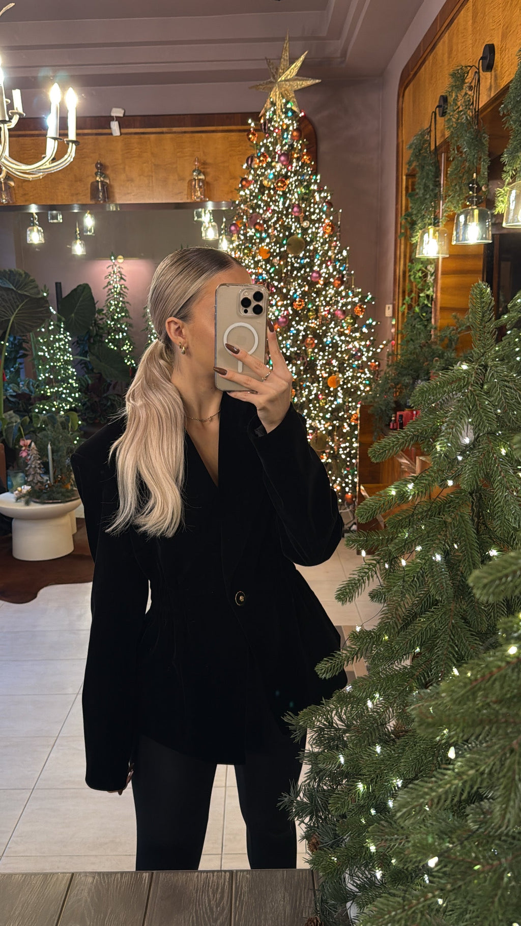 Aksamitna taliowana marynarka czarna EMO - Veretti Boutique