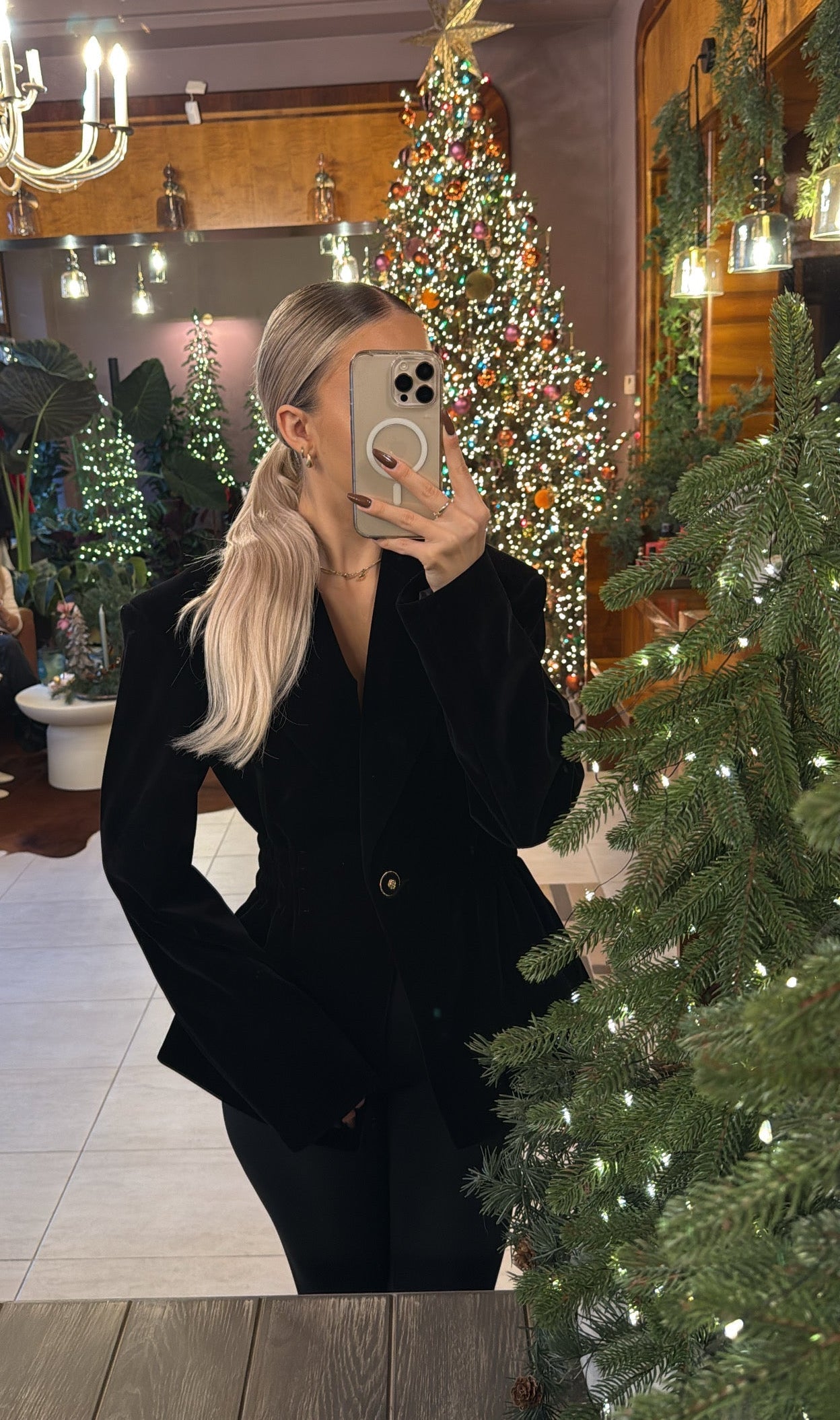 Aksamitna taliowana marynarka czarna EMO - Veretti Boutique