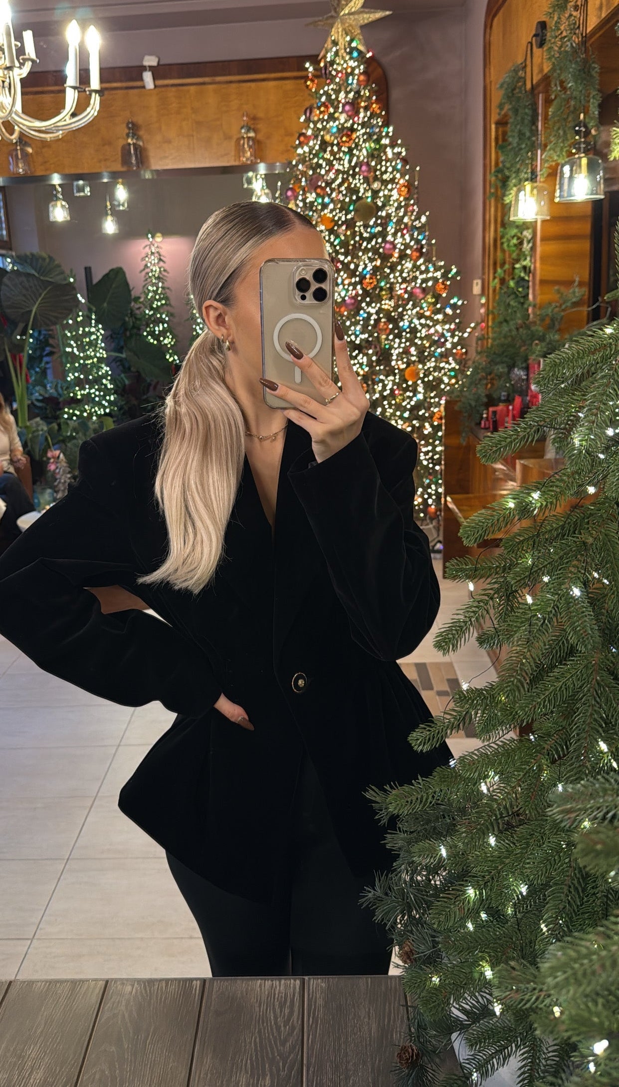 Aksamitna taliowana marynarka czarna EMO - Veretti Boutique