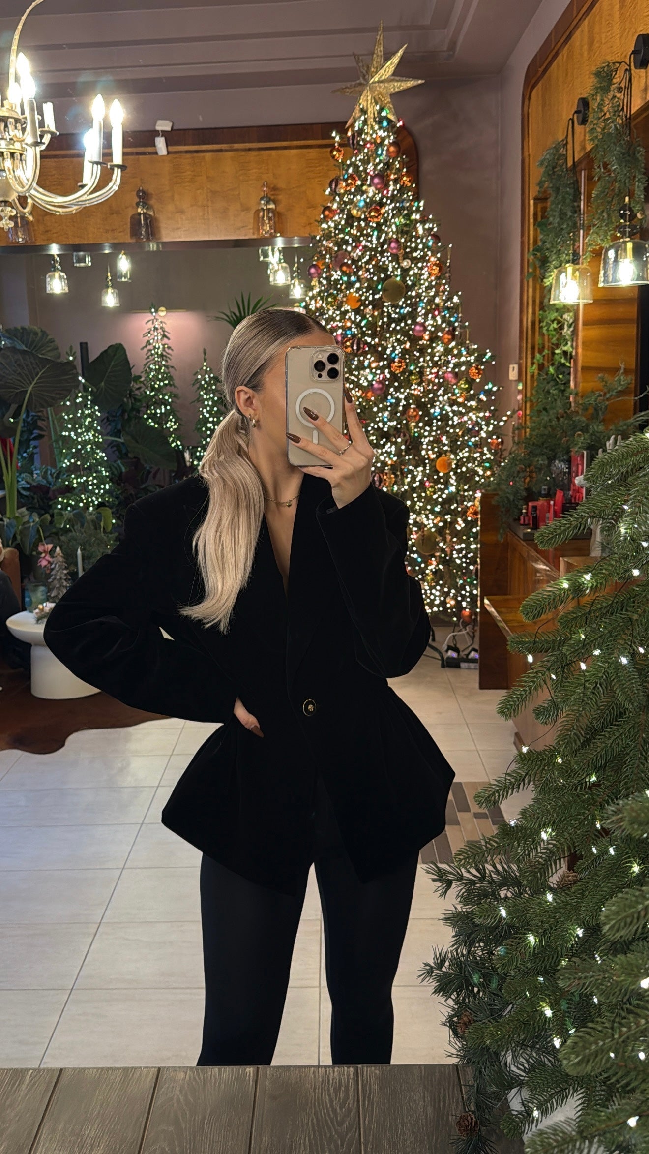 Aksamitna taliowana marynarka czarna EMO - Veretti Boutique