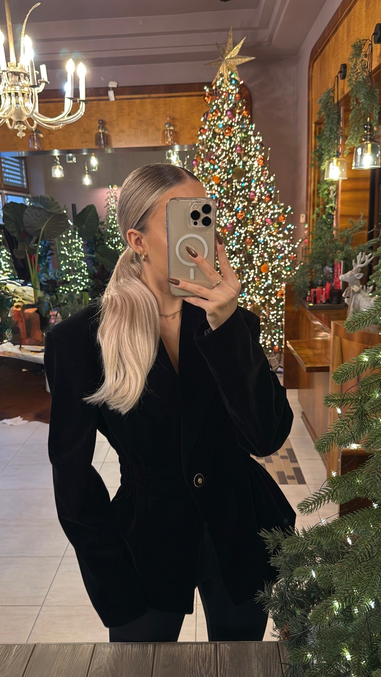 Aksamitna taliowana marynarka czarna EMO - Veretti Boutique