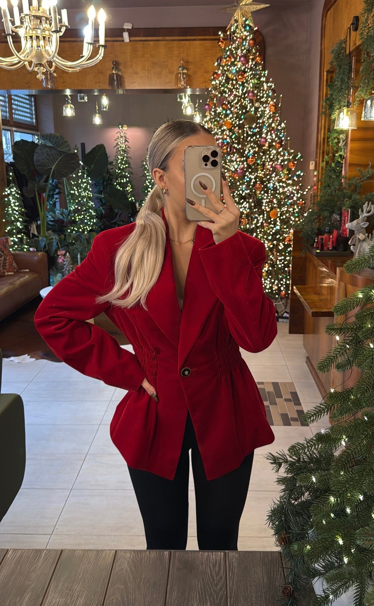 Aksamitna taliowana marynarka czerowona EMO - Veretti Boutique