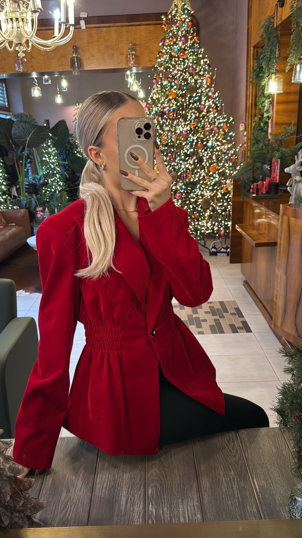 Aksamitna taliowana marynarka czerowona EMO - Veretti Boutique