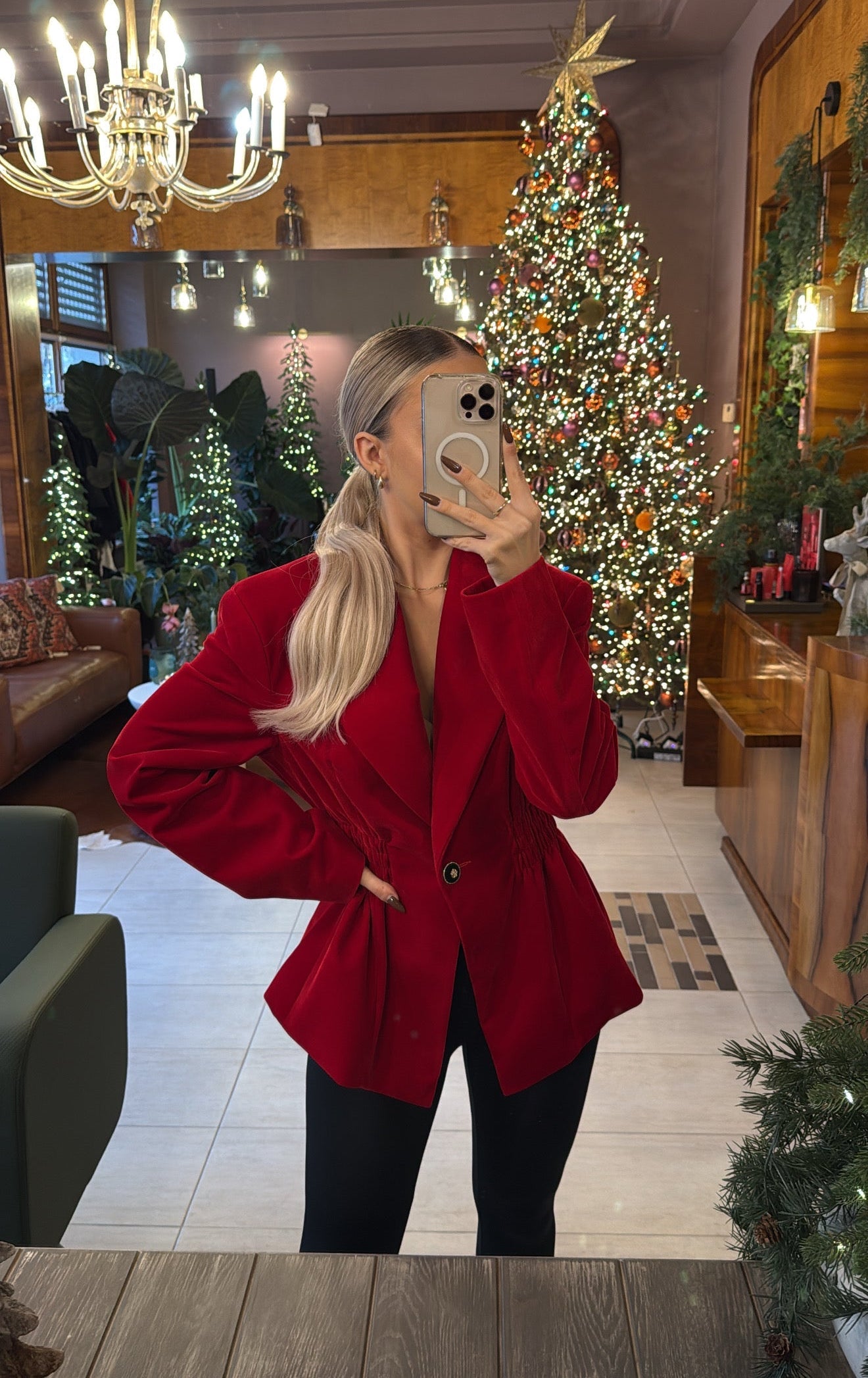 Aksamitna taliowana marynarka czerowona EMO - Veretti Boutique