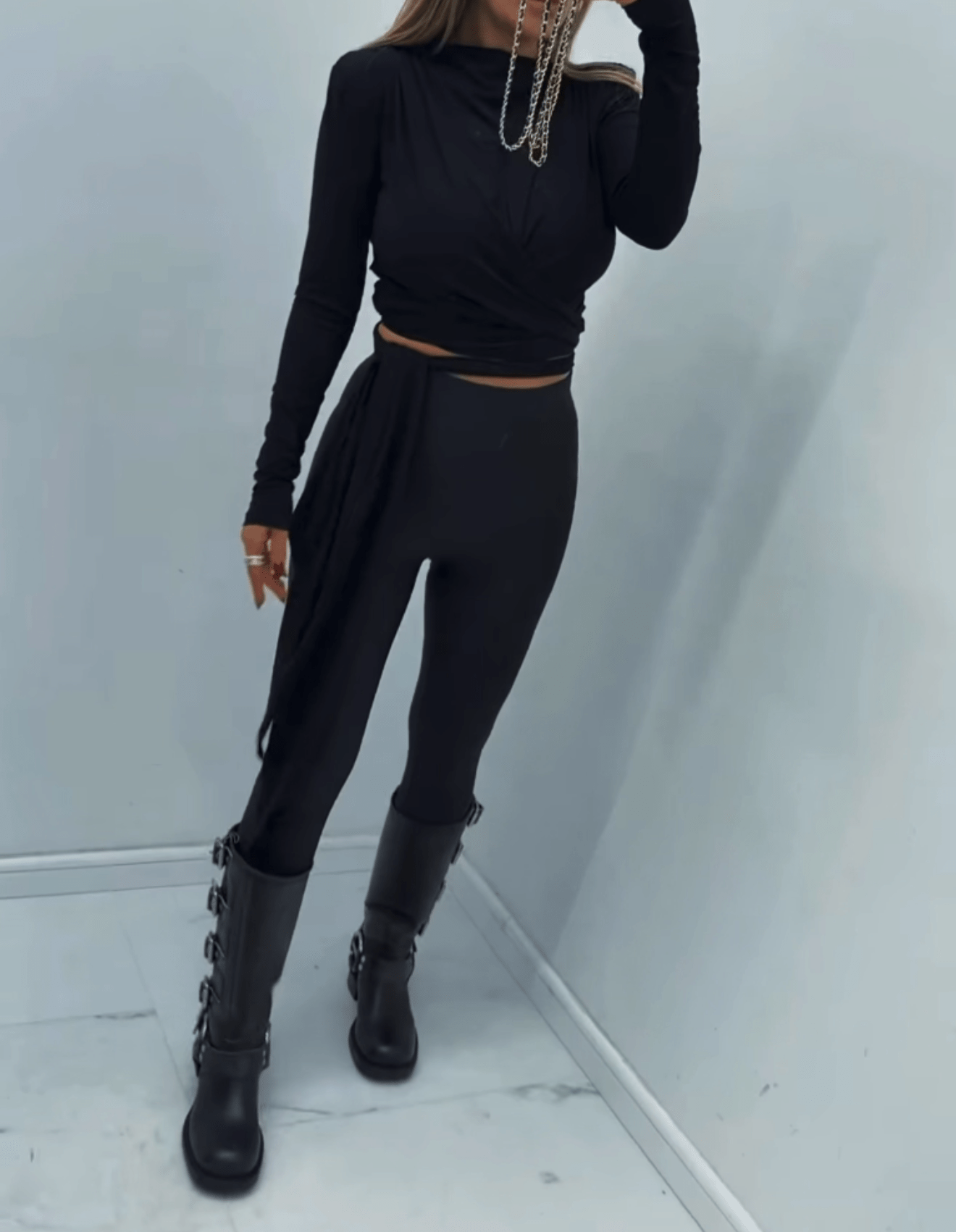 Bluzka z wiązaniem czarna 95% wiskoza EMO - Veretti Boutique