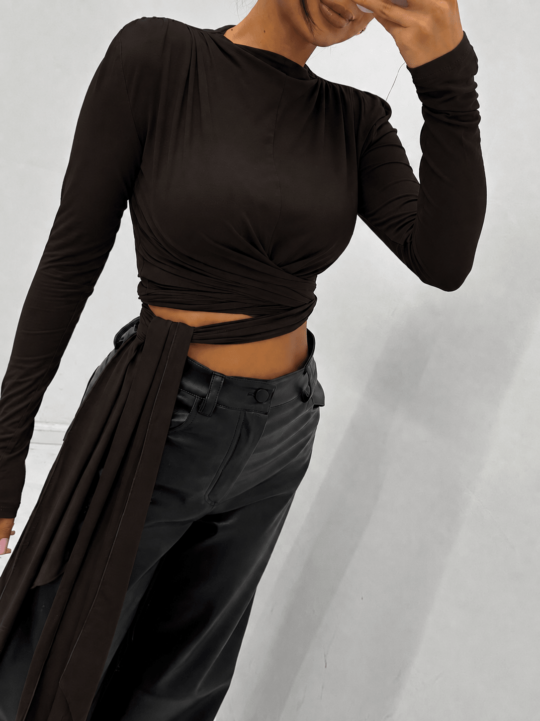 Bluzka z wiązaniem gorzka czekolada 95% wiskoza EMO - Veretti Boutique