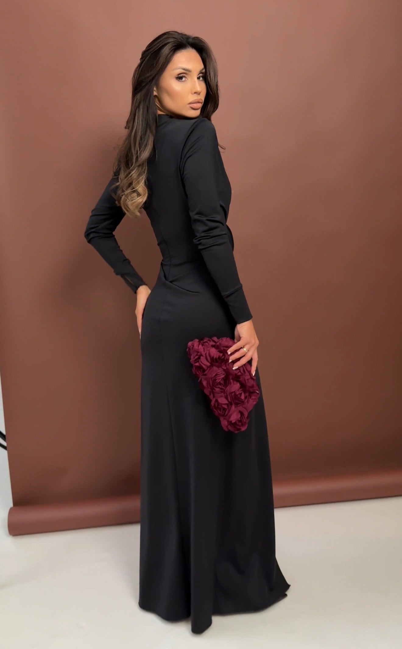 Długa sukienka z odpinanymi różami czarna BELUCI - Veretti Boutique