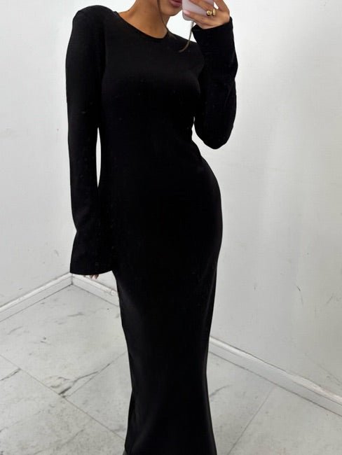 Dzianinowa sukienka z poduszkami na ramionach i rozszerzanymi rękawami czarna 90% bawełna EMO - Veretti Boutique