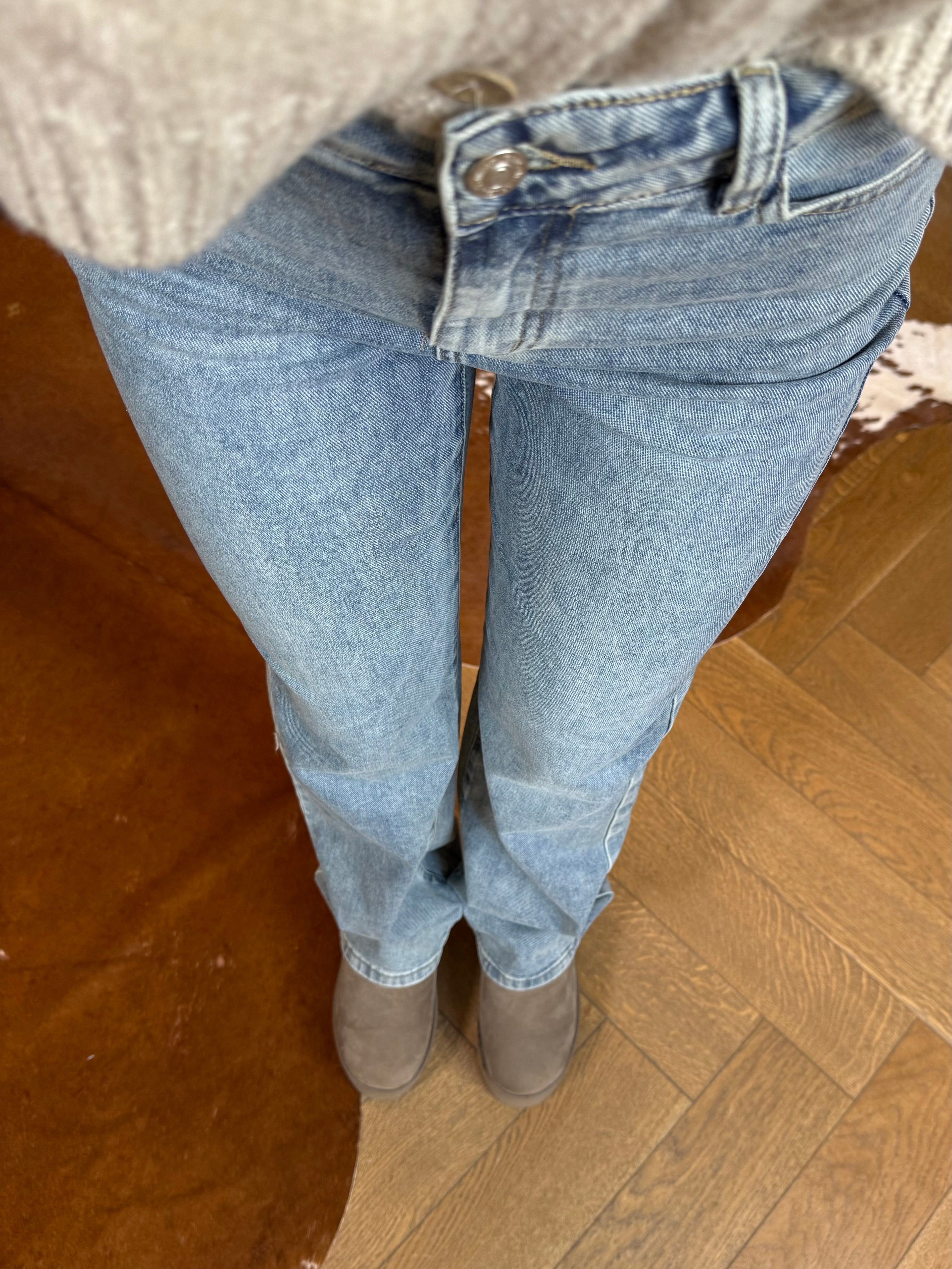 Jeansy z przetarciami na pośladkach - Veretti Boutique