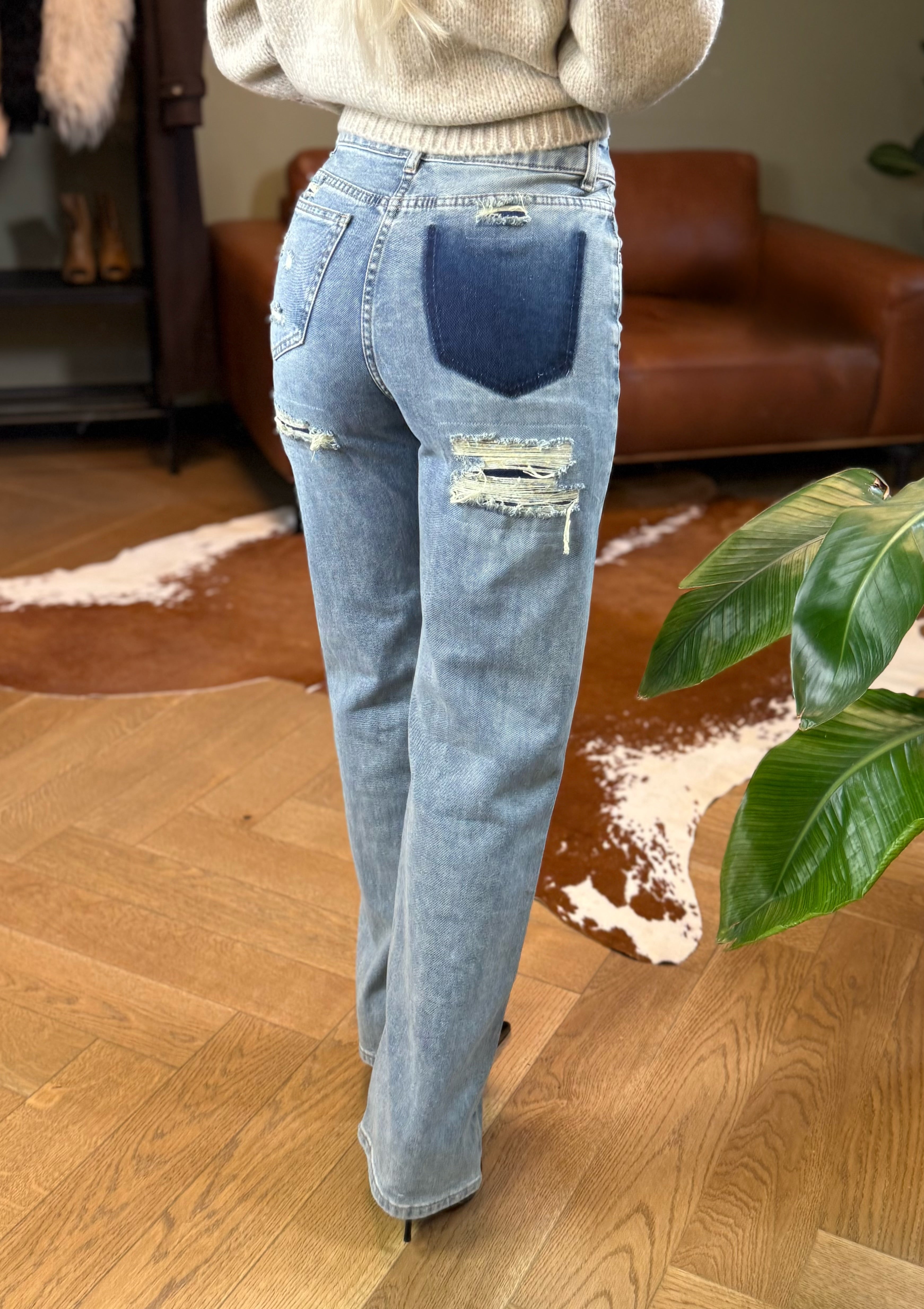 Jeansy z przetarciami na pośladkach - Veretti Boutique