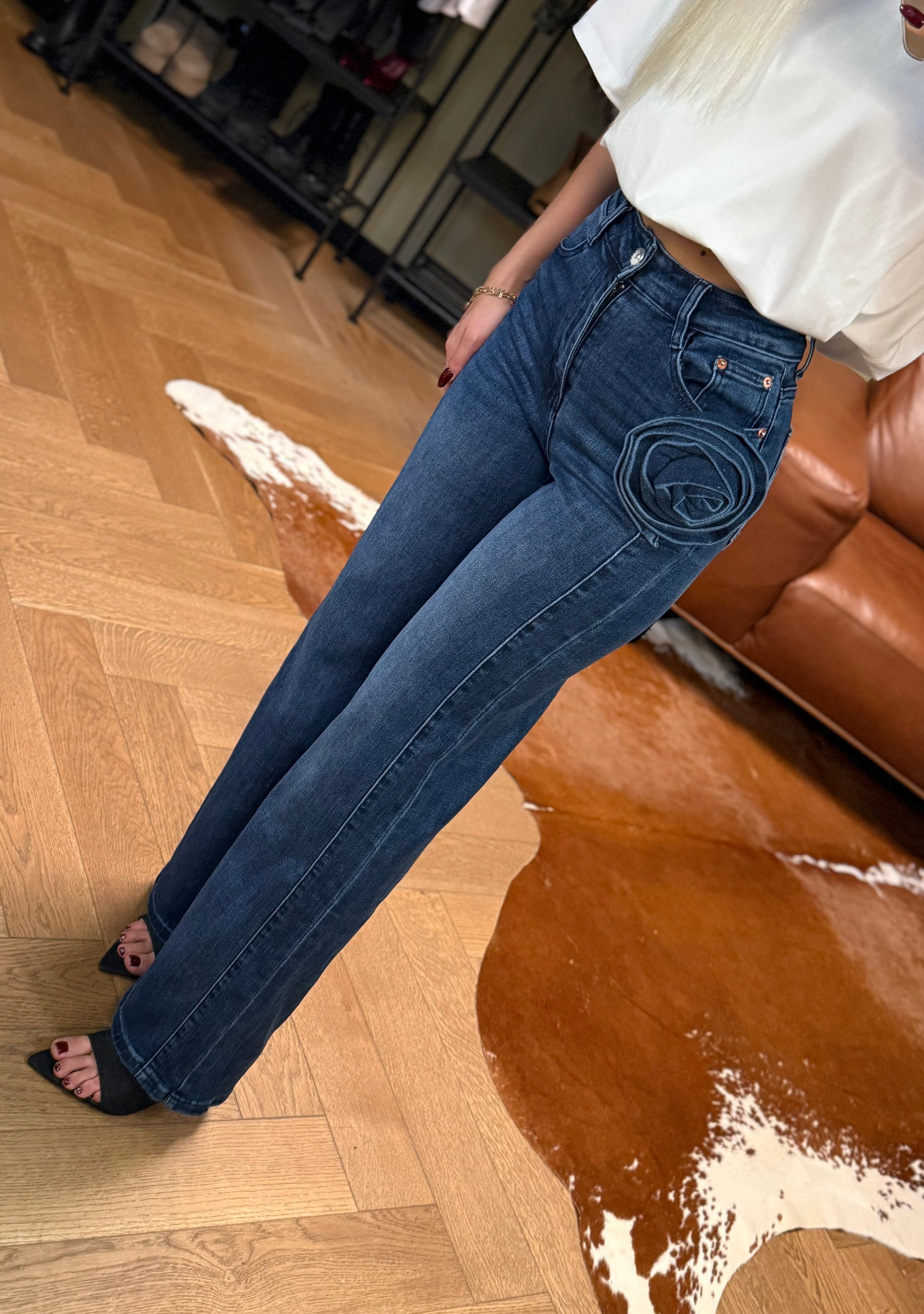 Jeansy z różą 3D - Veretti Boutique