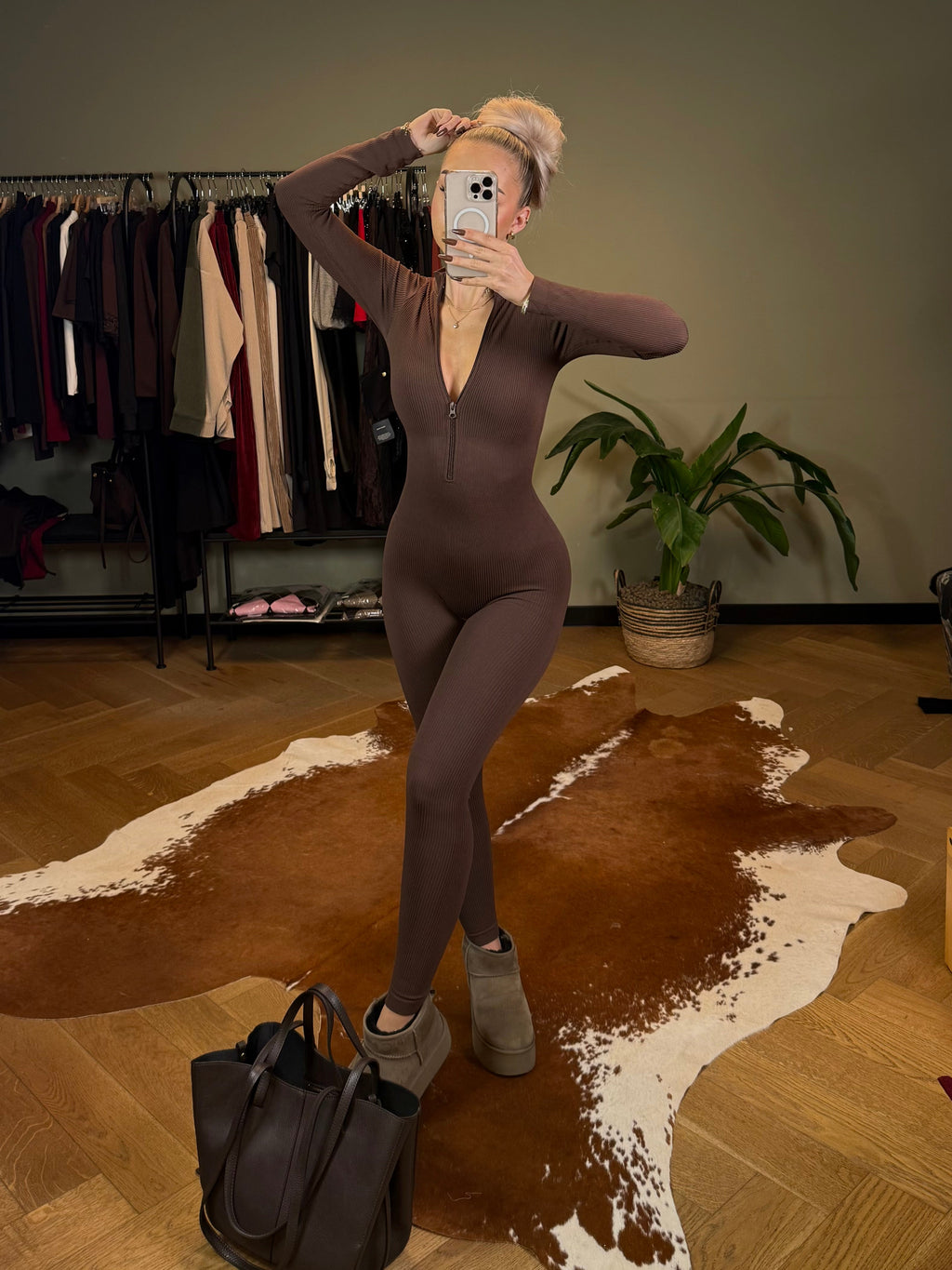 Kombinezon prążkowany modelujący brązowy - Veretti Boutique