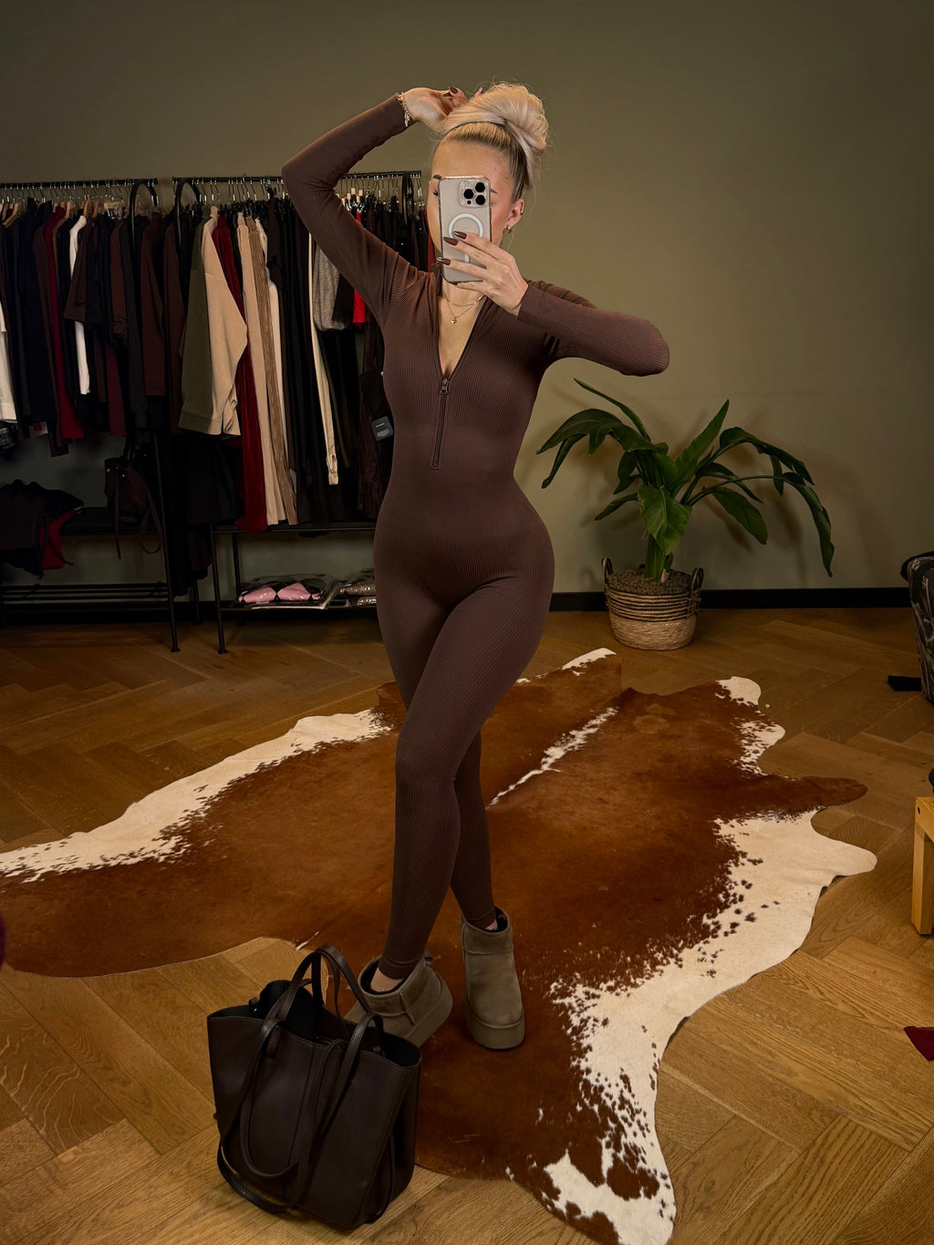 Kombinezon prążkowany modelujący brązowy - Veretti Boutique