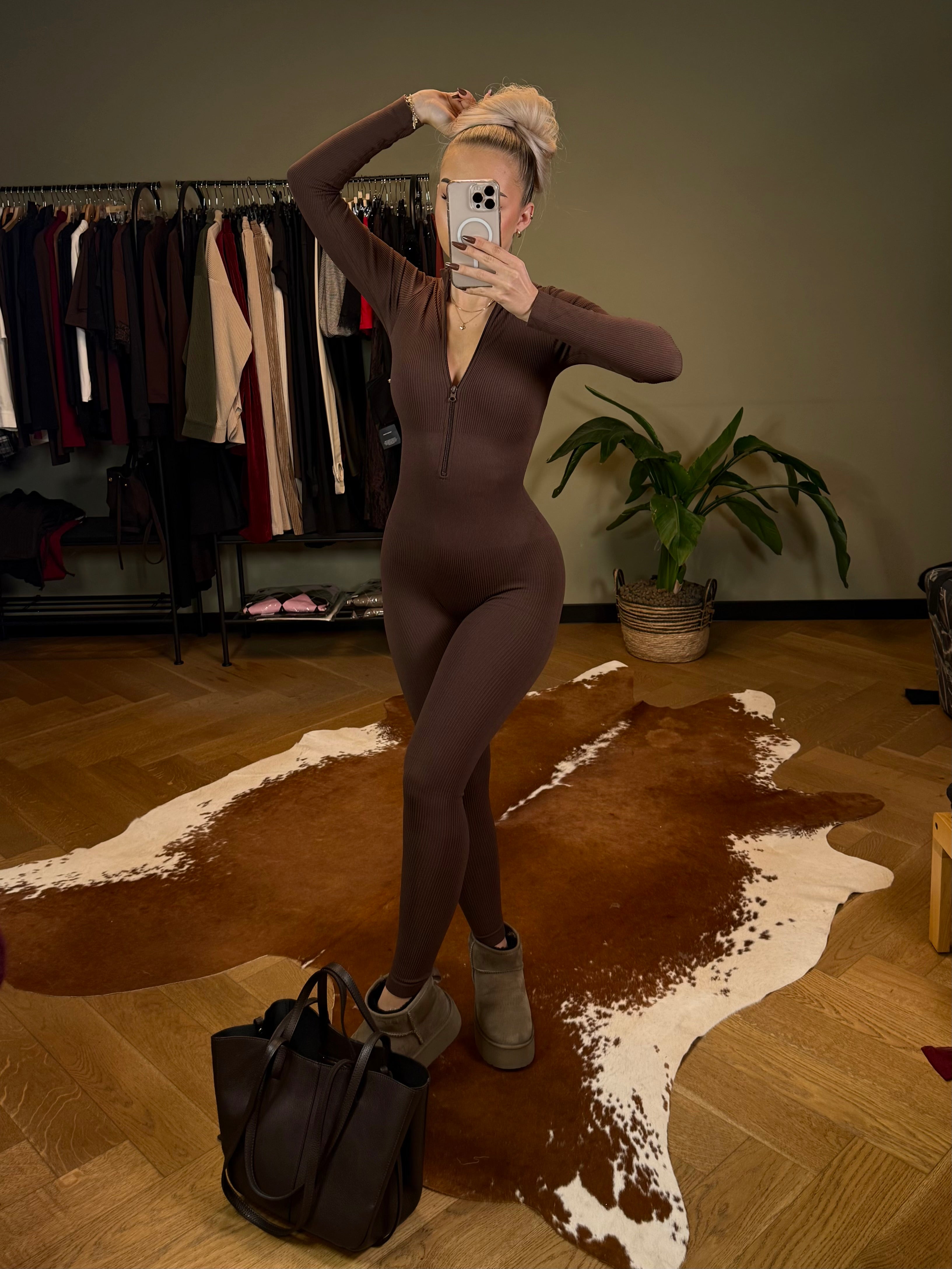 Kombinezon prążkowany modelujący brązowy - Veretti Boutique