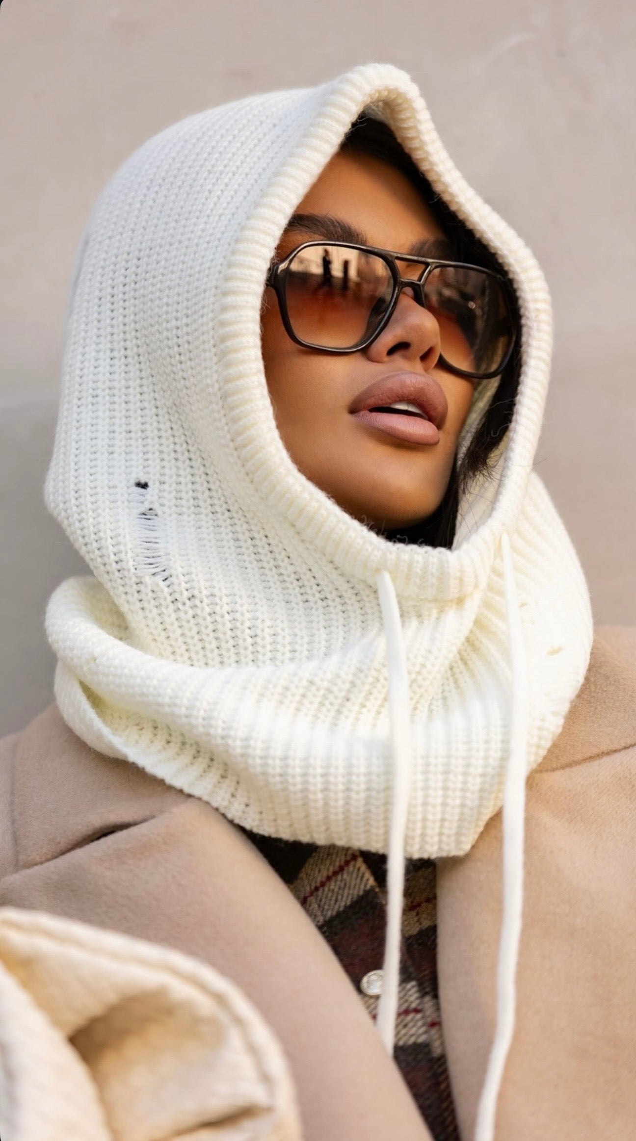 Komin ściągany z przetarciami śmietankowy 25% wełna i 25% alpaka - Veretti Boutique