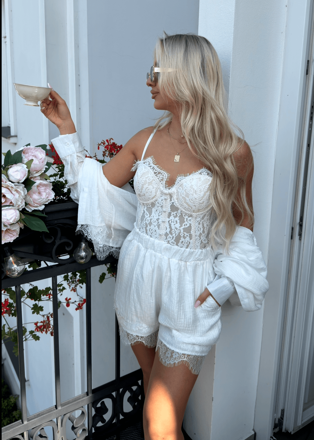Komplet koronkowy (koszula + spodenki) - Veretti Boutique