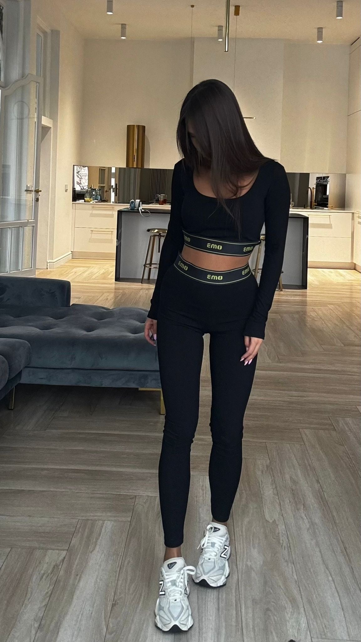 Komplet legginsy i bluzka z dekoltem (limonkowa guma) EMO - Veretti Boutique