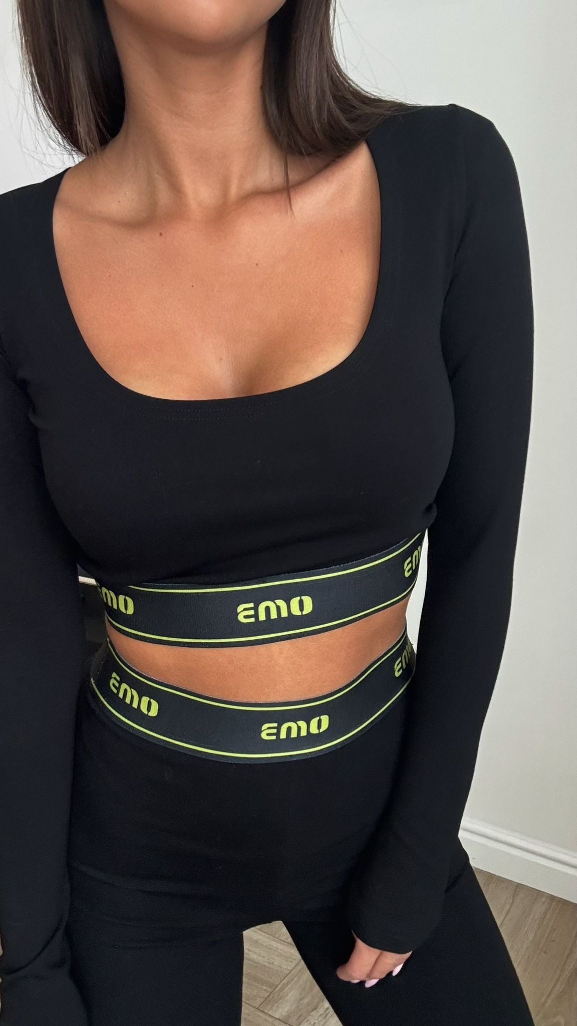 Komplet legginsy i bluzka z dekoltem (limonkowa guma) EMO - Veretti Boutique