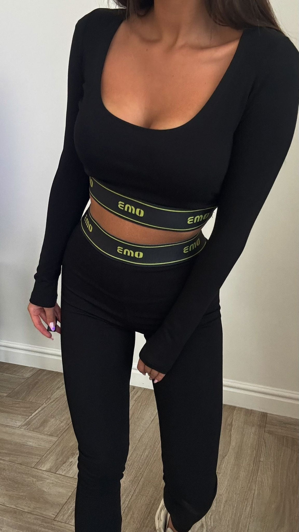 Komplet legginsy i bluzka z dekoltem (limonkowa guma) EMO - Veretti Boutique