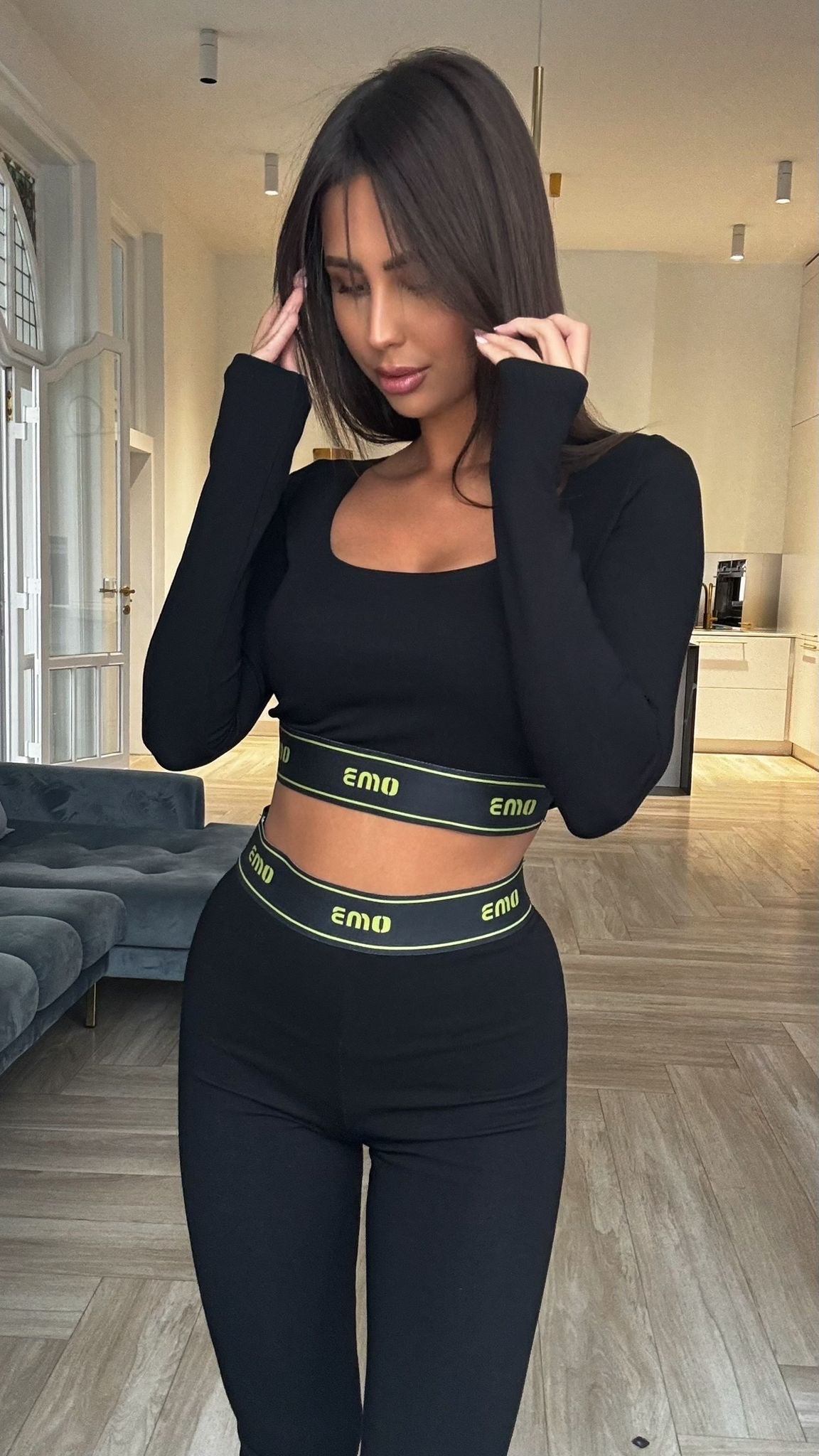 Komplet legginsy i bluzka z dekoltem (limonkowa guma) EMO - Veretti Boutique