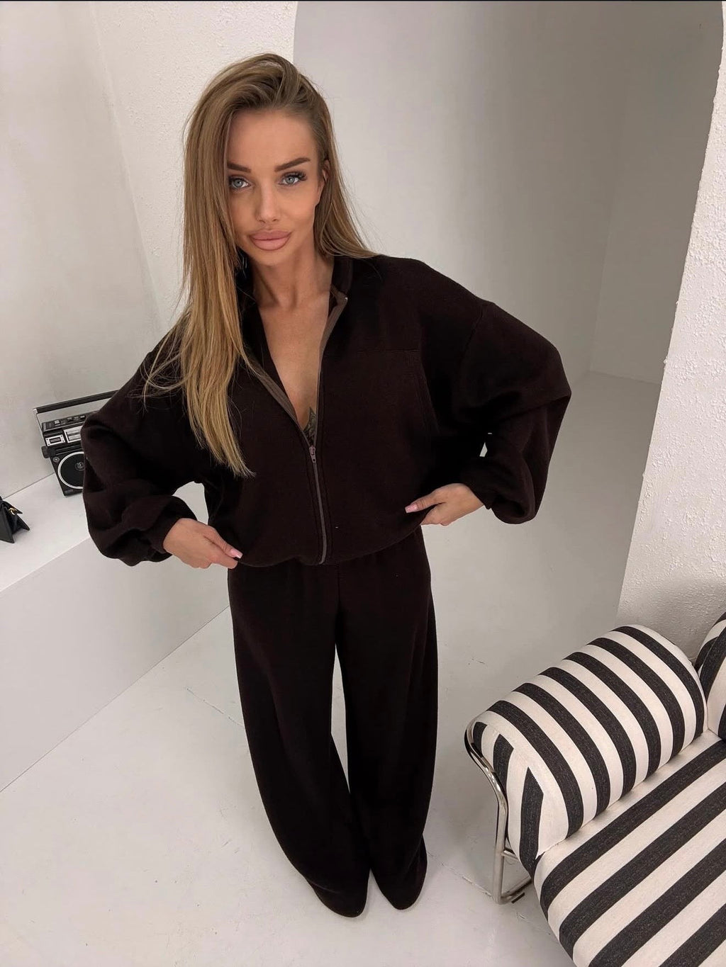 Komplet sweterkowy czekoladowy z kapturem 50% wełna - Veretti Boutique