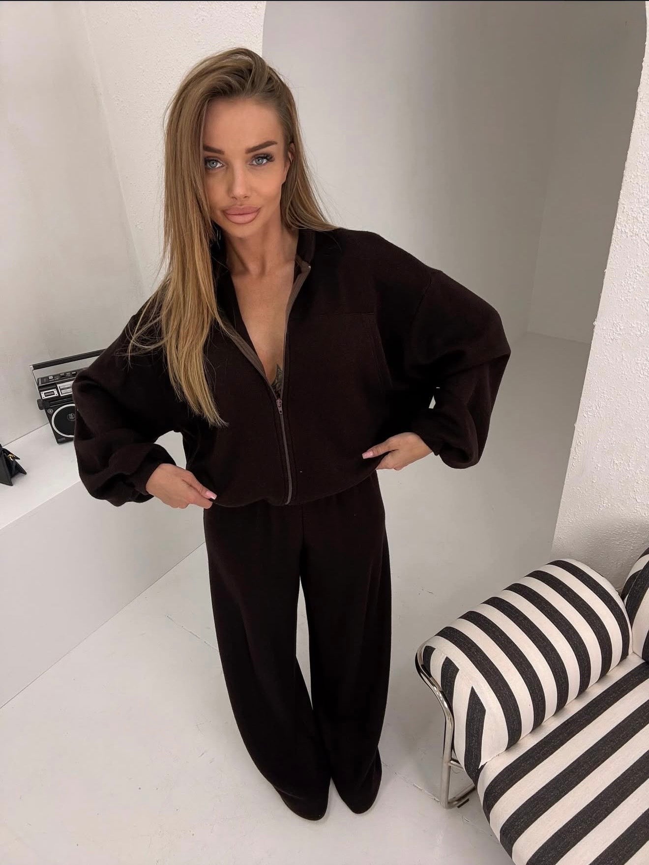 Komplet sweterkowy czekoladowy z kapturem 50% wełna - Veretti Boutique