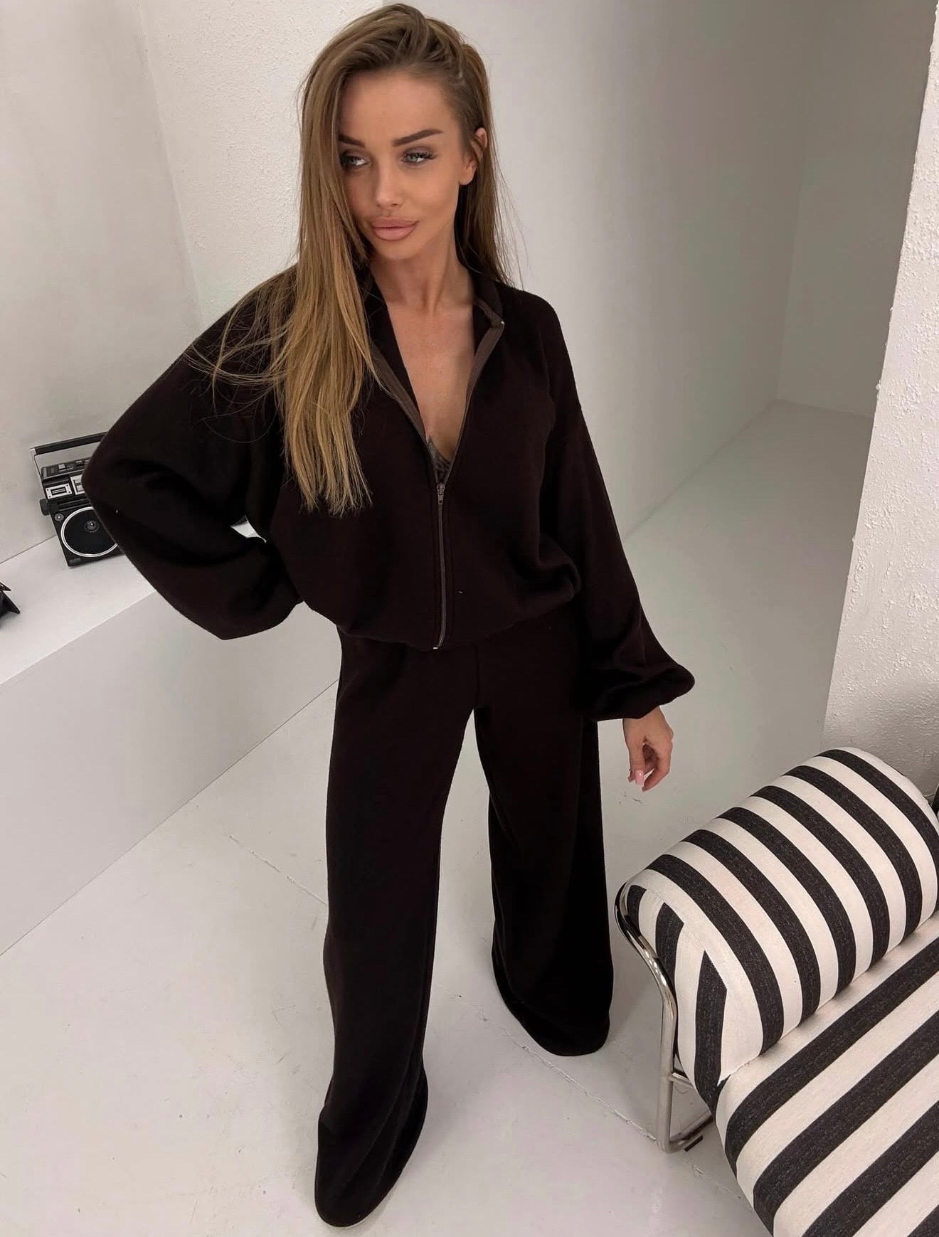 Komplet sweterkowy czekoladowy z kapturem 50% wełna - Veretti Boutique