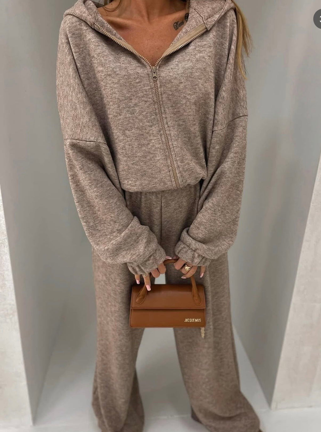 Komplet sweterkowy z kapturem cappuccino 50% wełny - Veretti Boutique