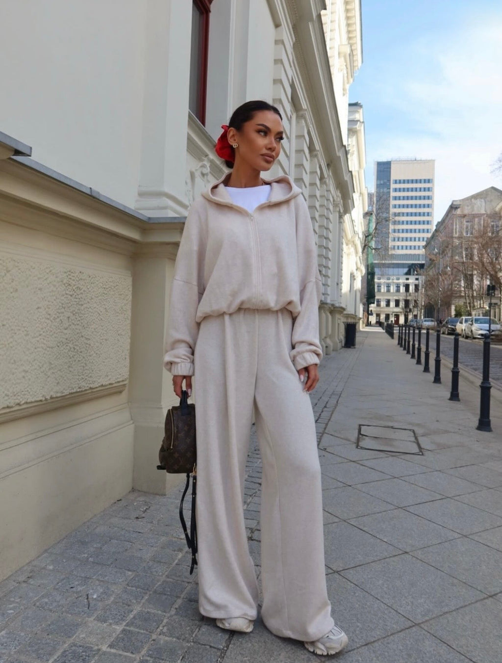 Komplet sweterkowy z kapturem waniliowy 50% wełny - Veretti Boutique