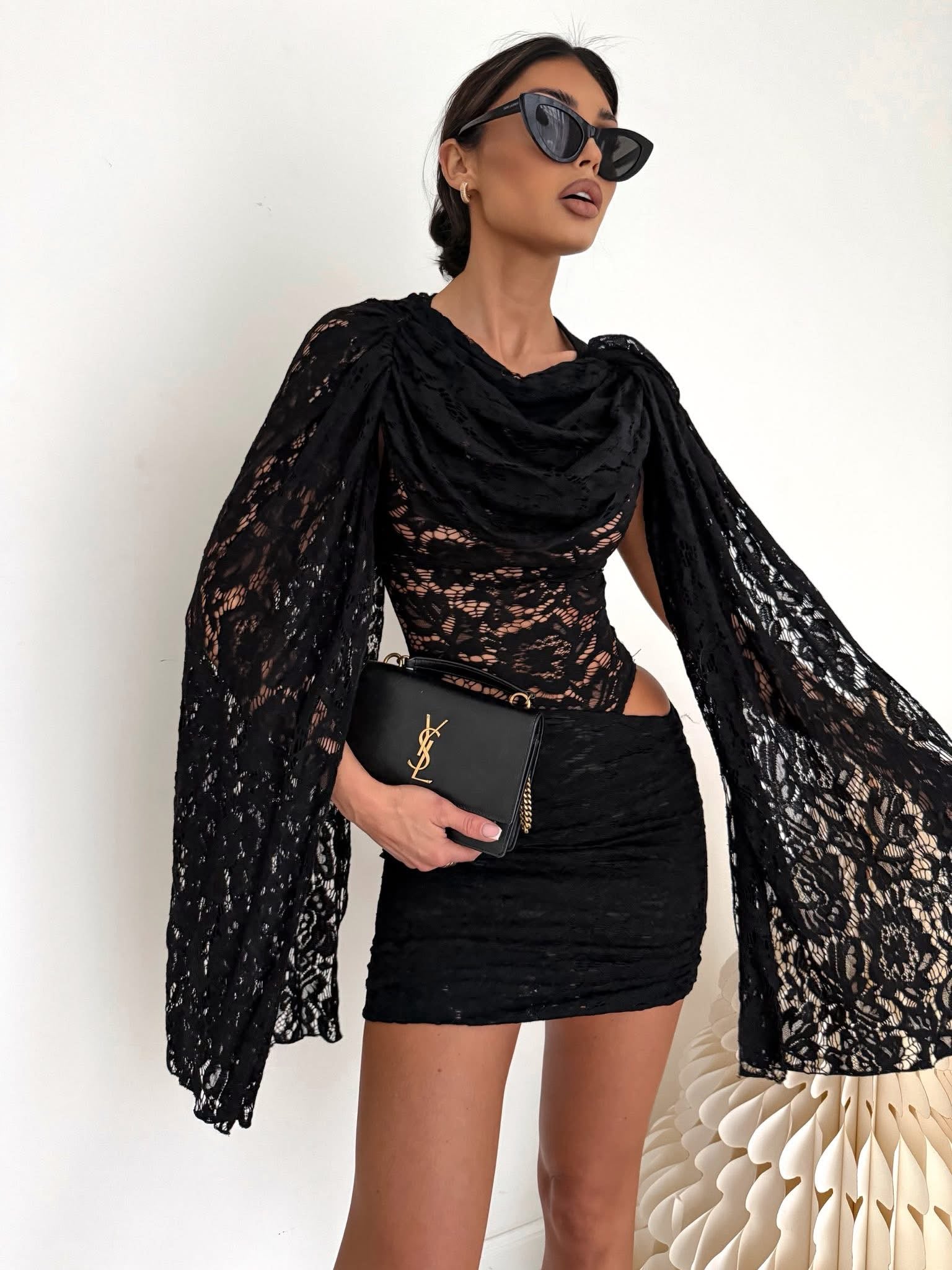 Koronkowa sukienka mini - Veretti Boutique