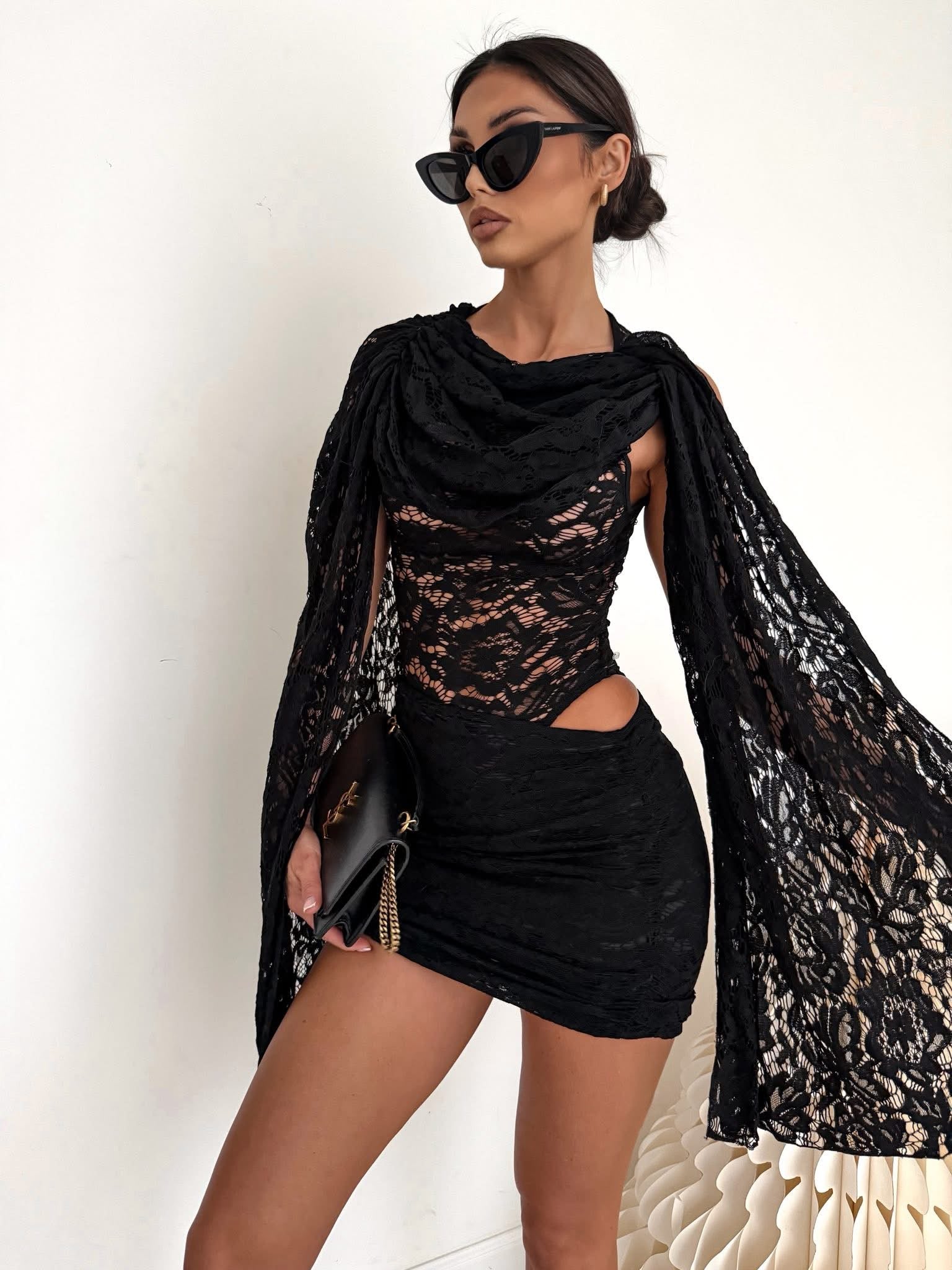 Koronkowa sukienka mini - Veretti Boutique