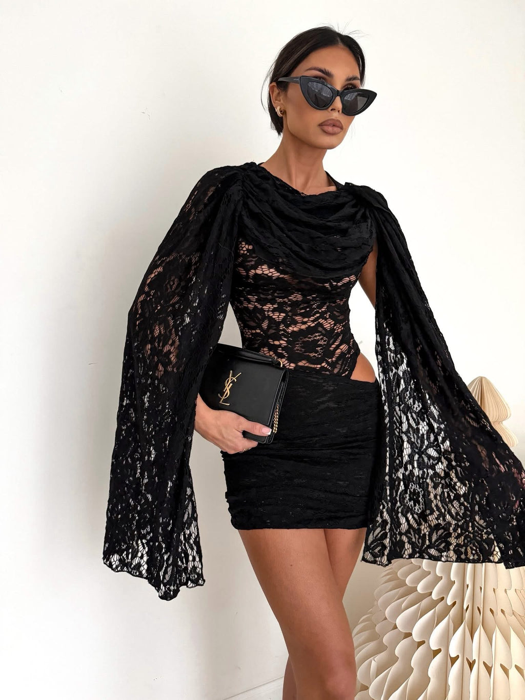 Koronkowa sukienka mini - Veretti Boutique