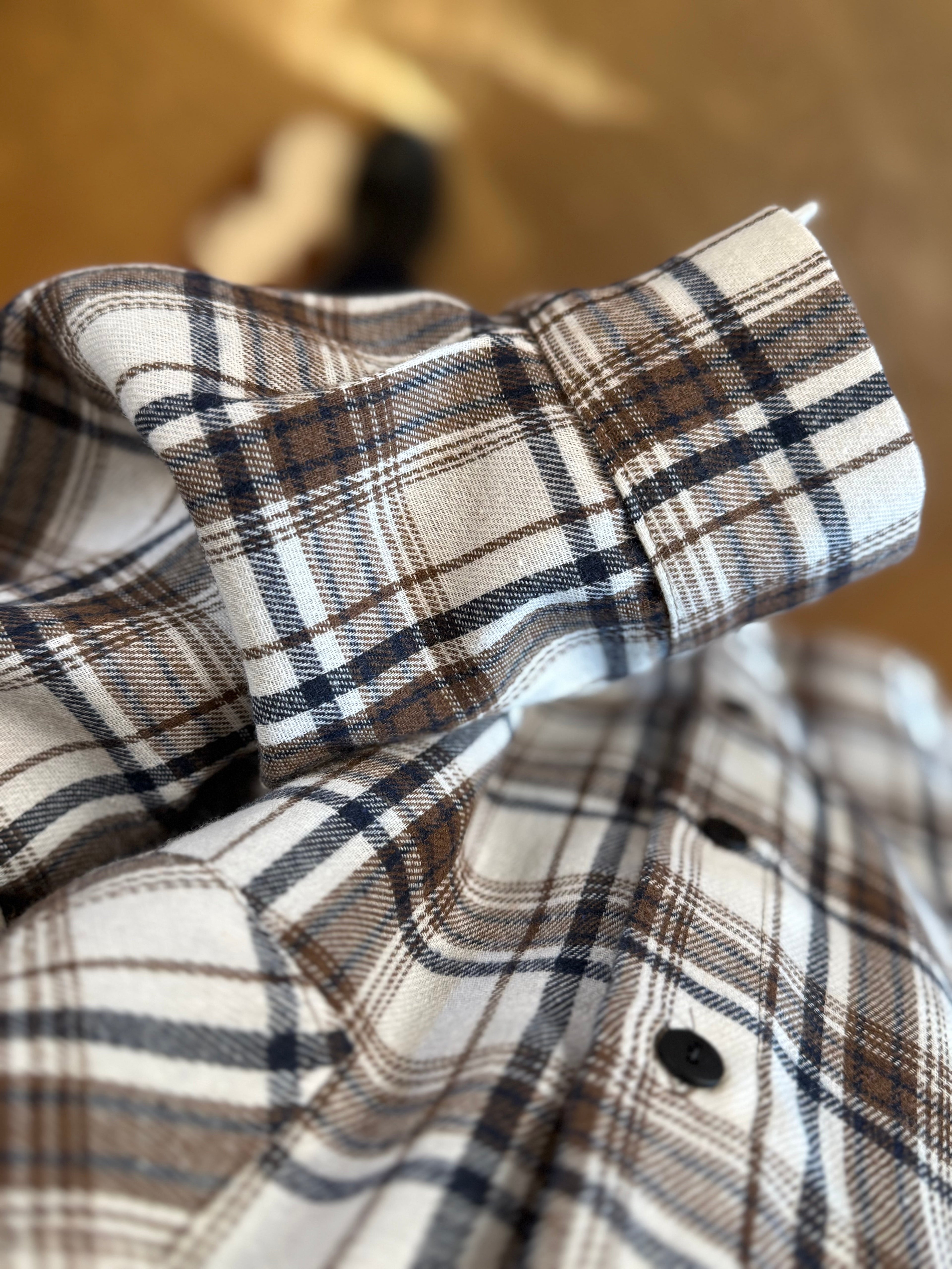 Koszula w kratę biało - brązowa 80% bawełna i 20% wiskoza - Veretti Boutique