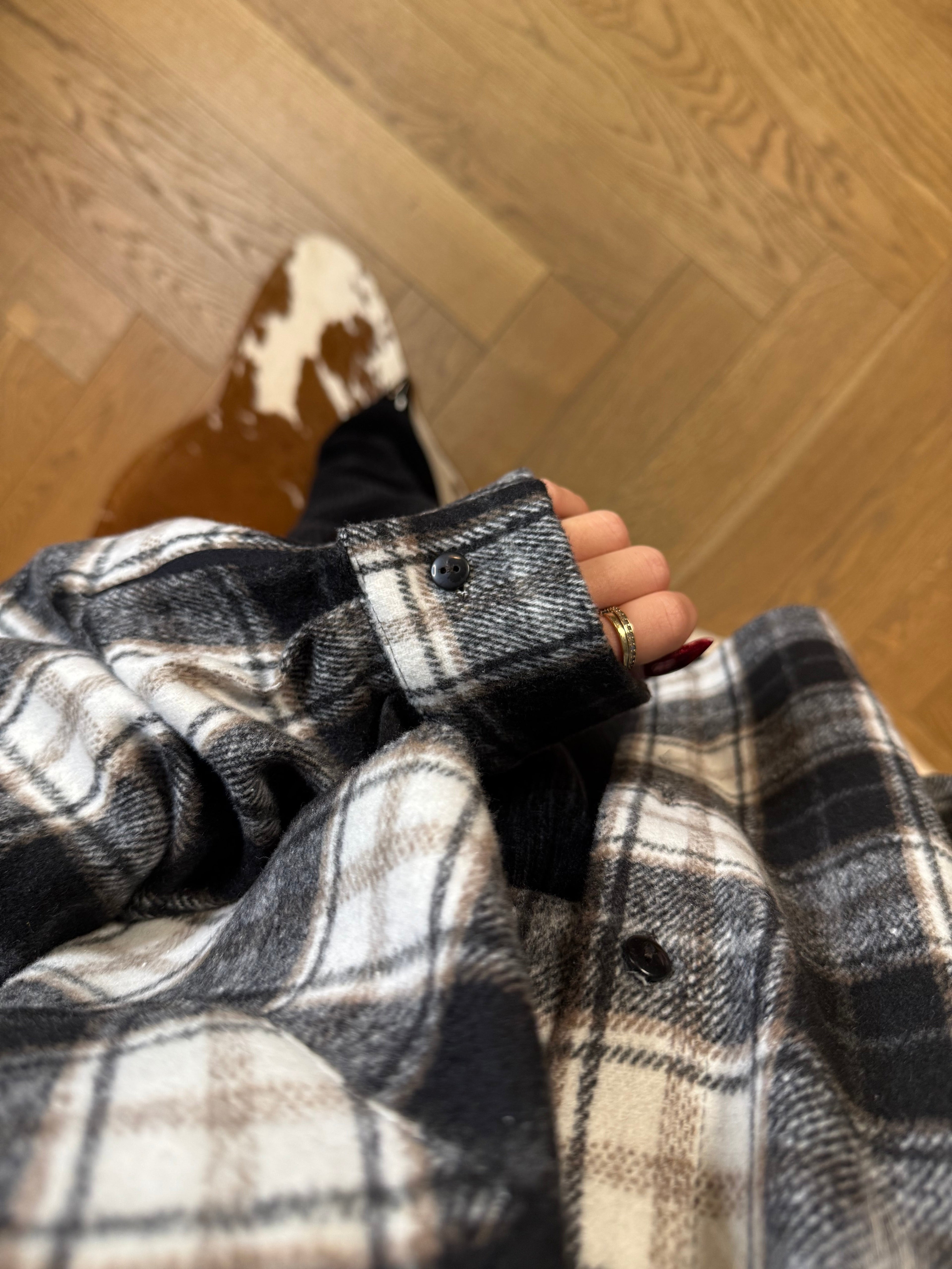 Koszula w kratę grubsza flanela czarno - biała 30% wiskoza i 5% bawełna EMO - Veretti Boutique