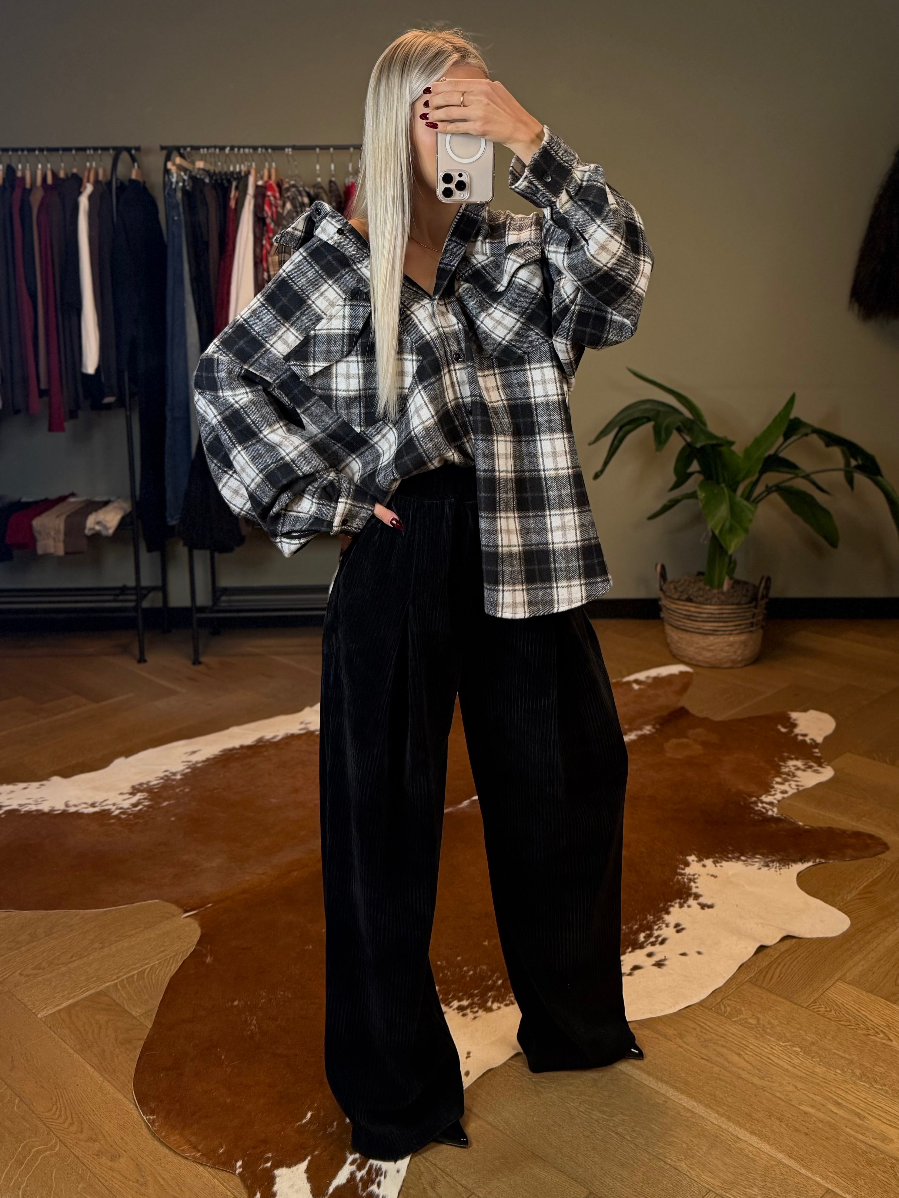 Koszula w kratę grubsza flanela czarno - biała 30% wiskoza i 5% bawełna EMO - Veretti Boutique