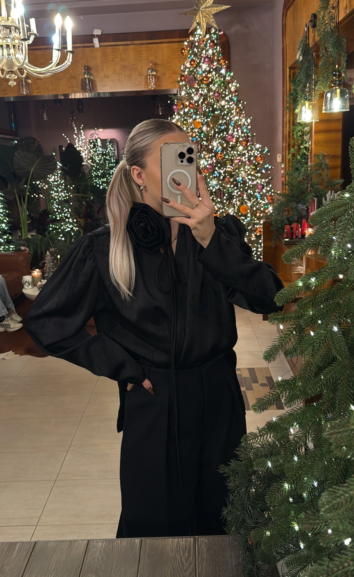 Koszula z odpinaną różą czarna SEMPRE - Veretti Boutique