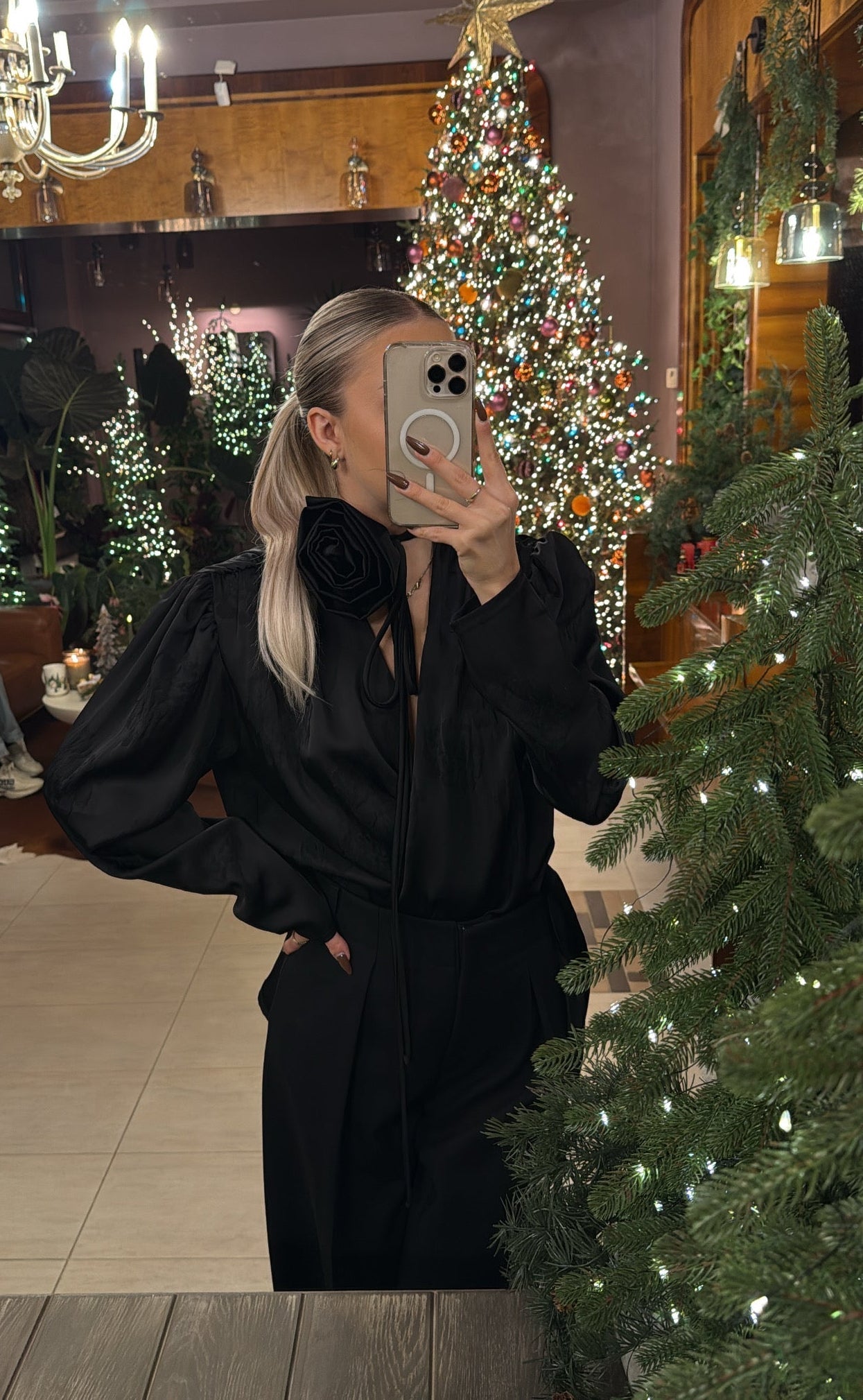 Koszula z odpinaną różą czarna SEMPRE - Veretti Boutique