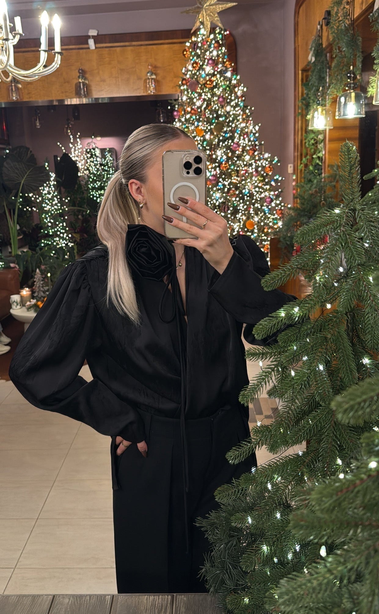 Koszula z odpinaną różą czarna SEMPRE - Veretti Boutique