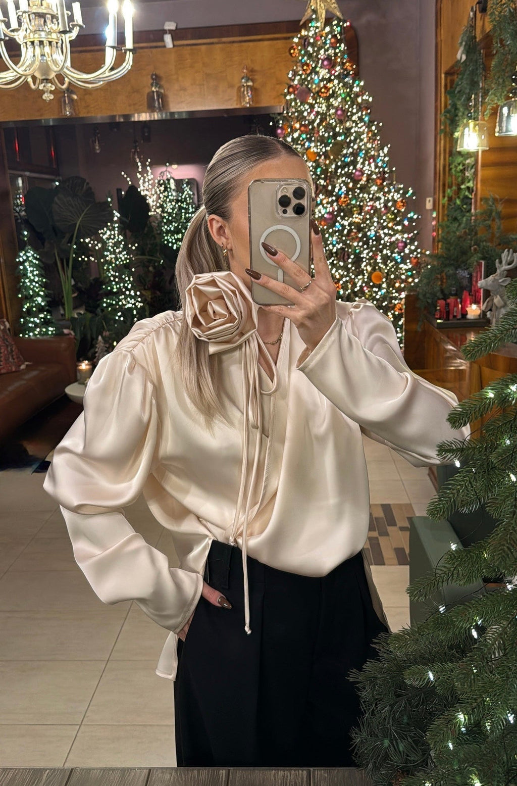 Koszula z odpinaną różą kremowa SEMPRE - Veretti Boutique