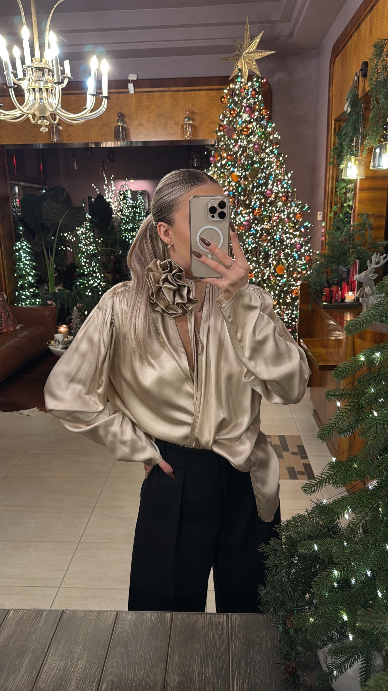 Koszula z odpinaną różą szampańska SEMPRE - Veretti Boutique