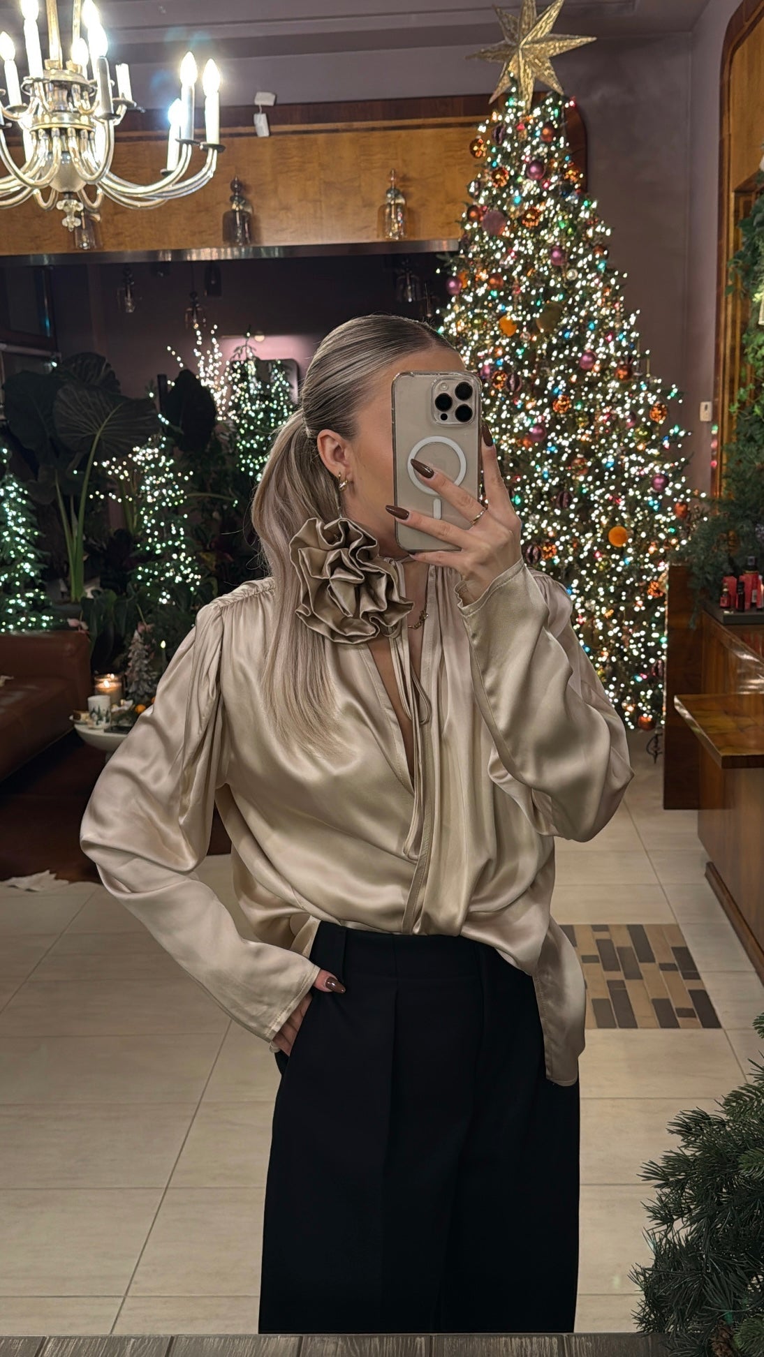 Koszula z odpinaną różą szampańska SEMPRE - Veretti Boutique