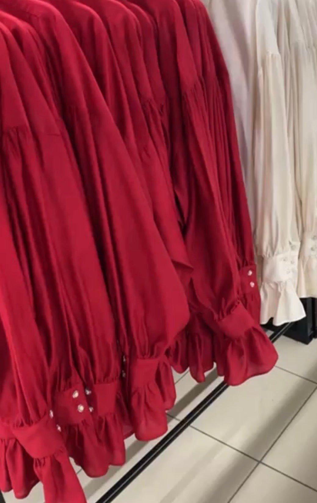 Koszula z ozdobnymi guzikami Czerwona EMO - Veretti Boutique