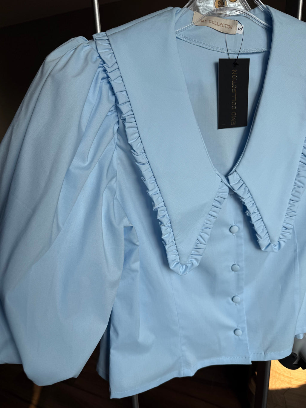 Koszula z żabotem niebieska EMO - Veretti Boutique