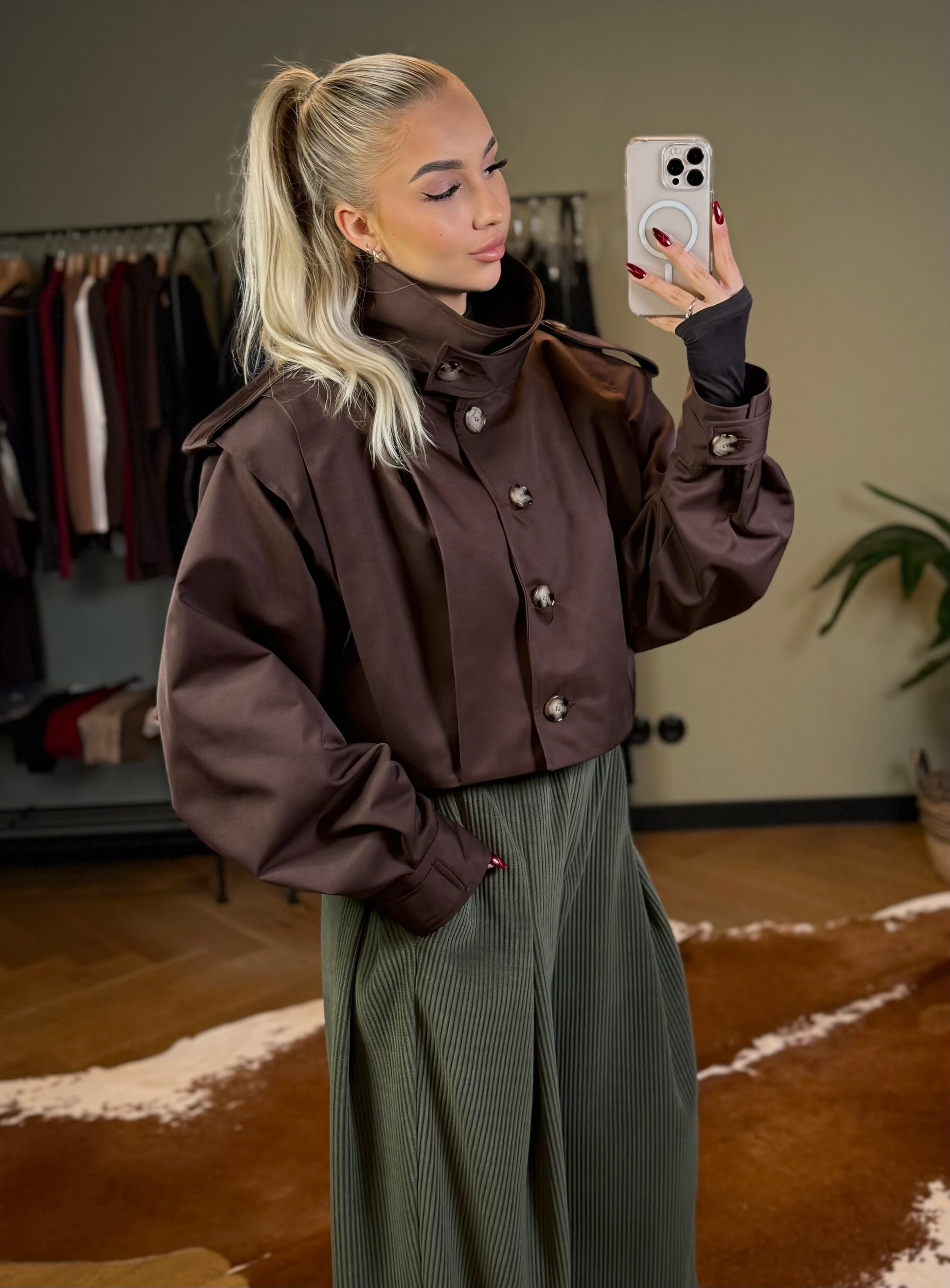 Krótki trencz czekoladowy 45% bawełna EMO - Veretti Boutique