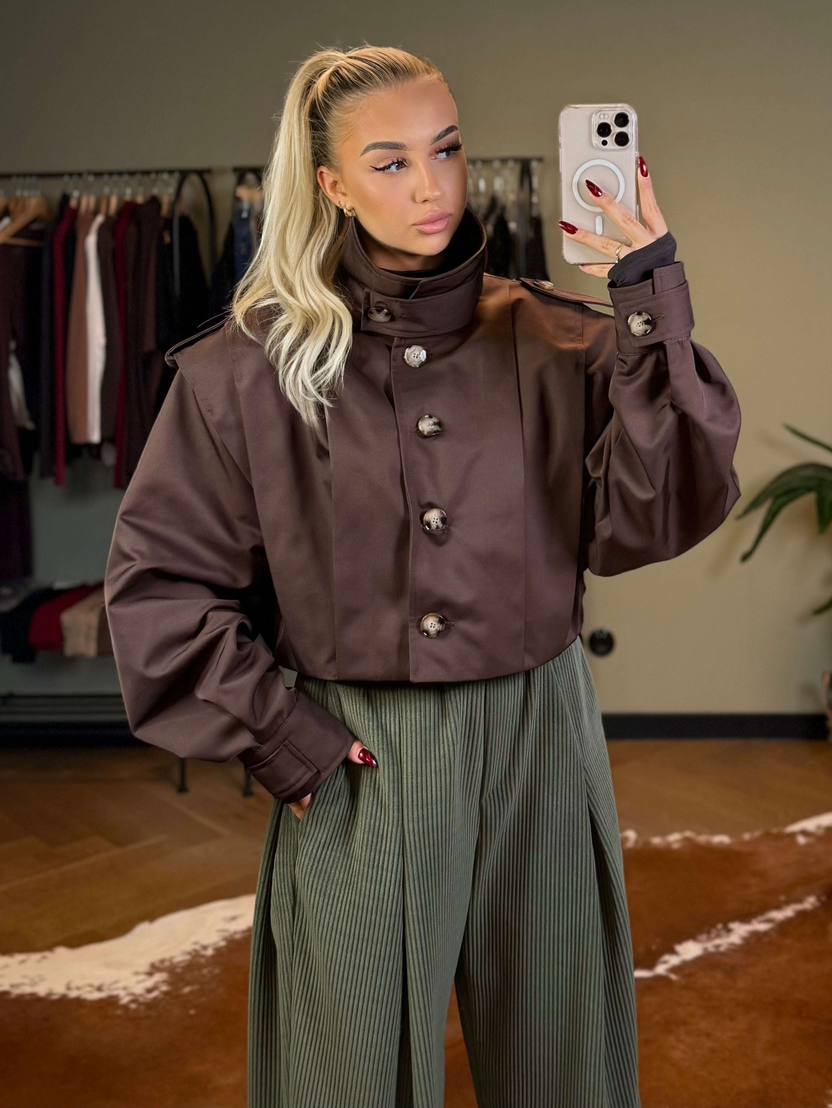 Krótki trencz czekoladowy 45% bawełna EMO - Veretti Boutique